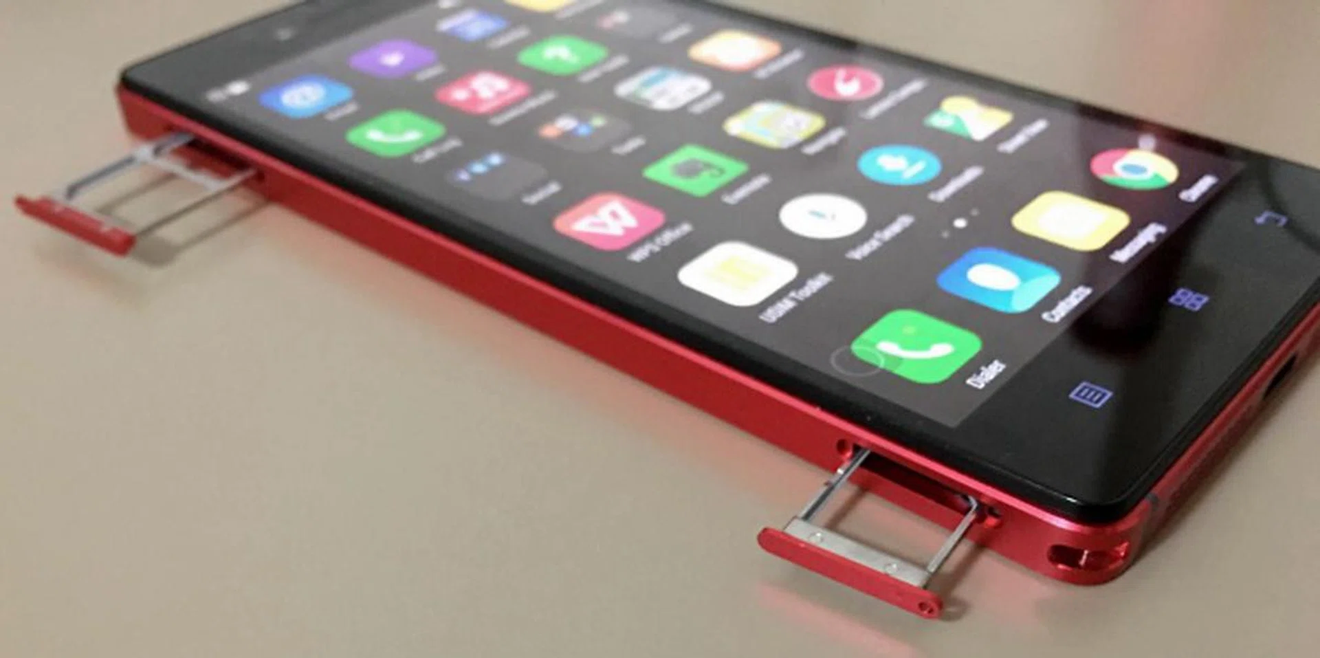 You will find the dual-SIM card slot (both micro-SIM) and the microSD memory card slot (supports cards of up to 128GB in capacity) on the left side of the Lenovo Vibe Shot.