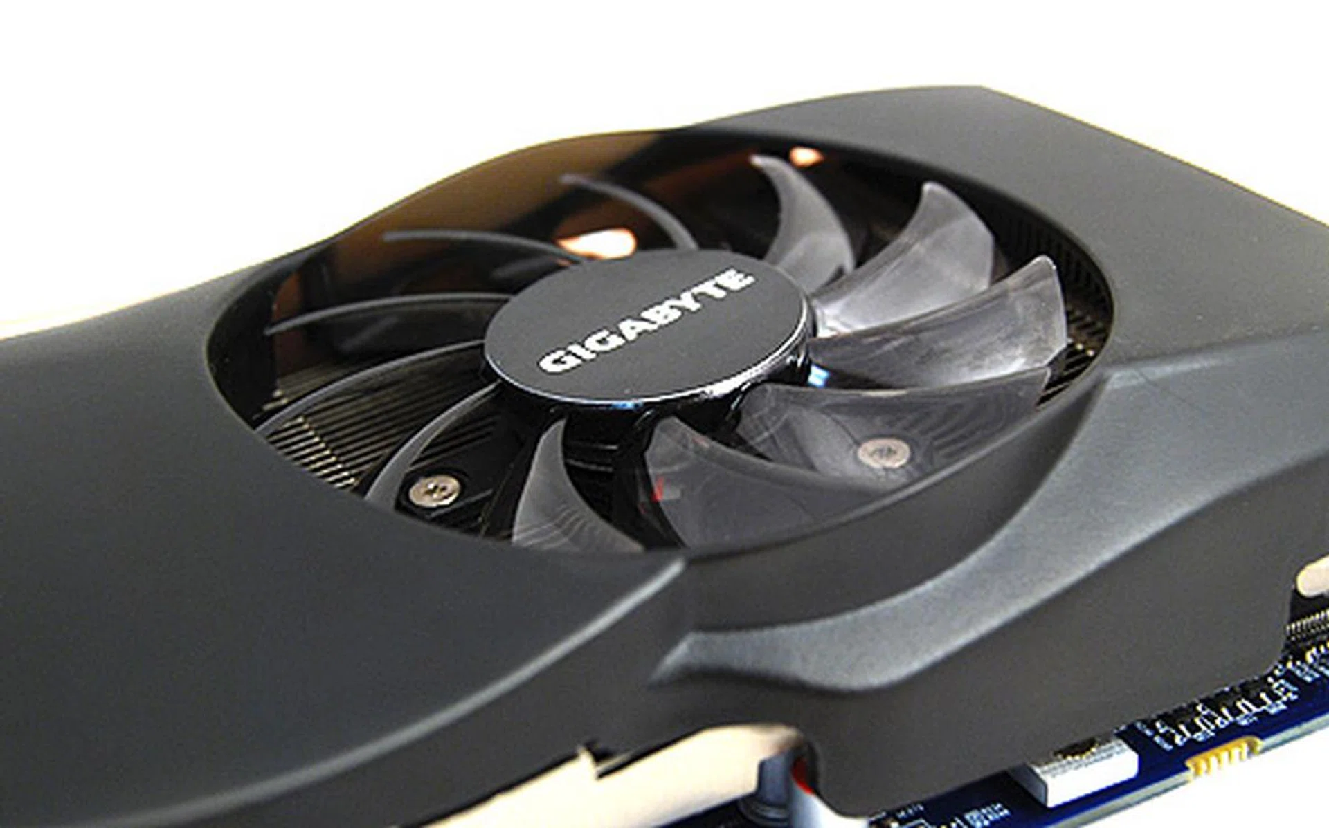 A closer look at the fan. As you can see it is inclined at an angle towards the heatsink below.