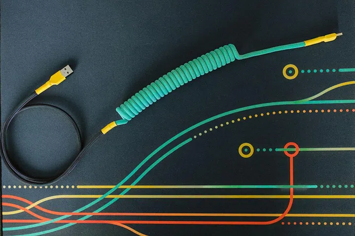 There's even a matching desk mat and cable to go with Metropolis. (Image Source: nephlock)