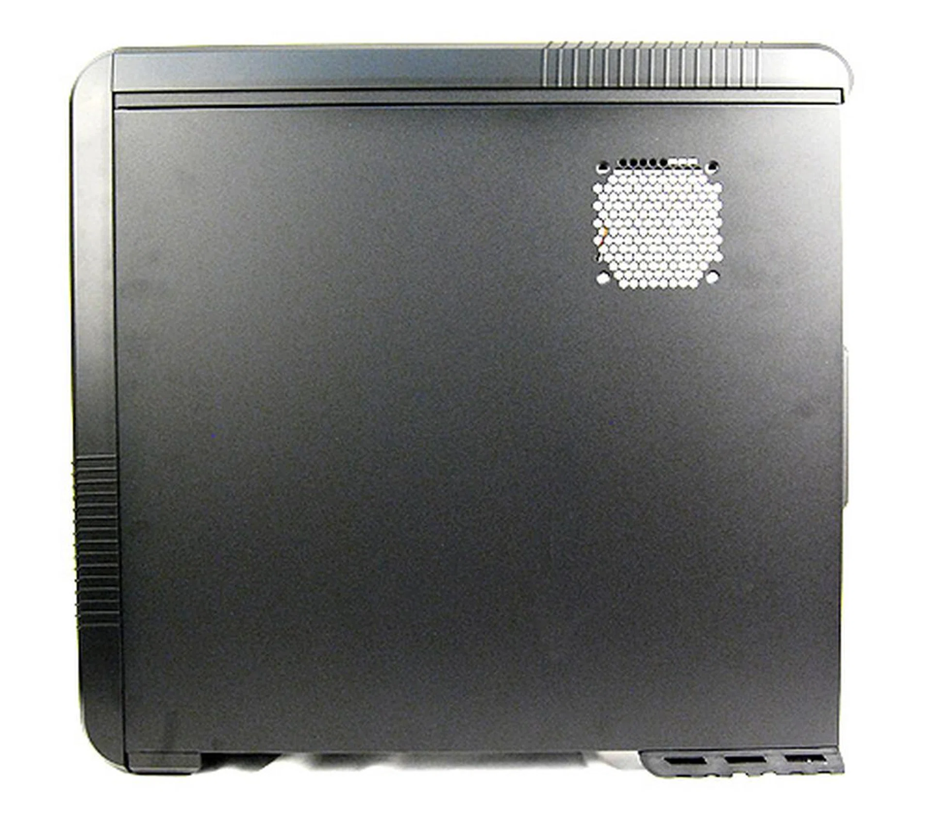 This is the left panel where users have the option to install an additional 80mm fan.