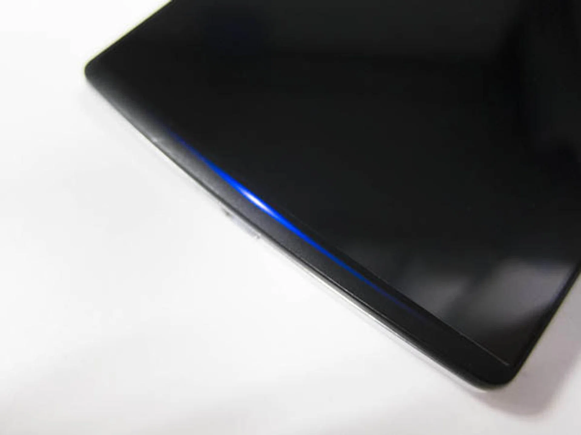 It is easier to spot notifications with the Skyline Breathing Light than a circular notification LED.