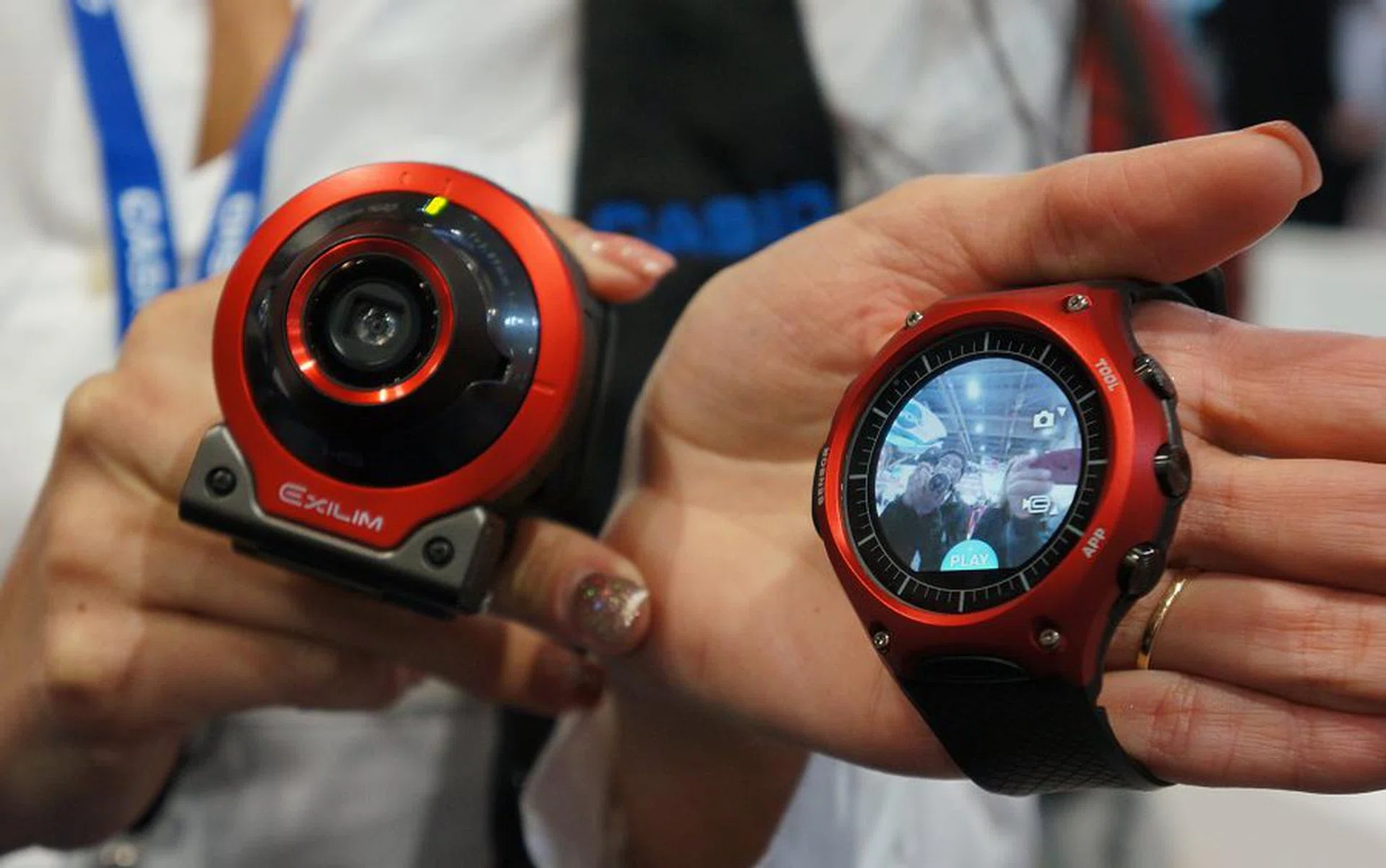 Last but not least, it can pair with a camera such as the Casio FR100 and the watch acts as a viewfinder to take creative snaps.