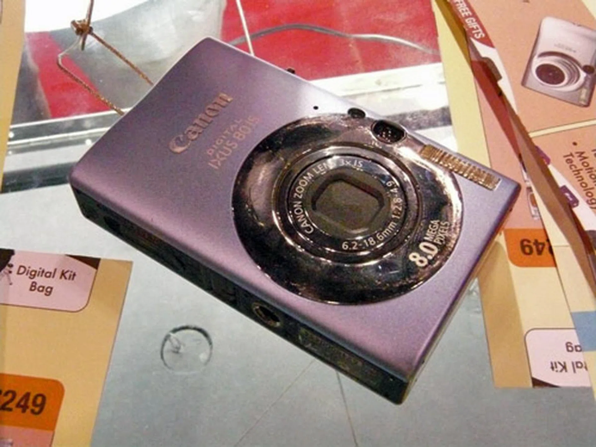  Also spotted was the IXUS 80 IS. It has 8.0-megapixels, 3x optical zoom and is available in 5 colors. S$399 (U.P. S$429).  
