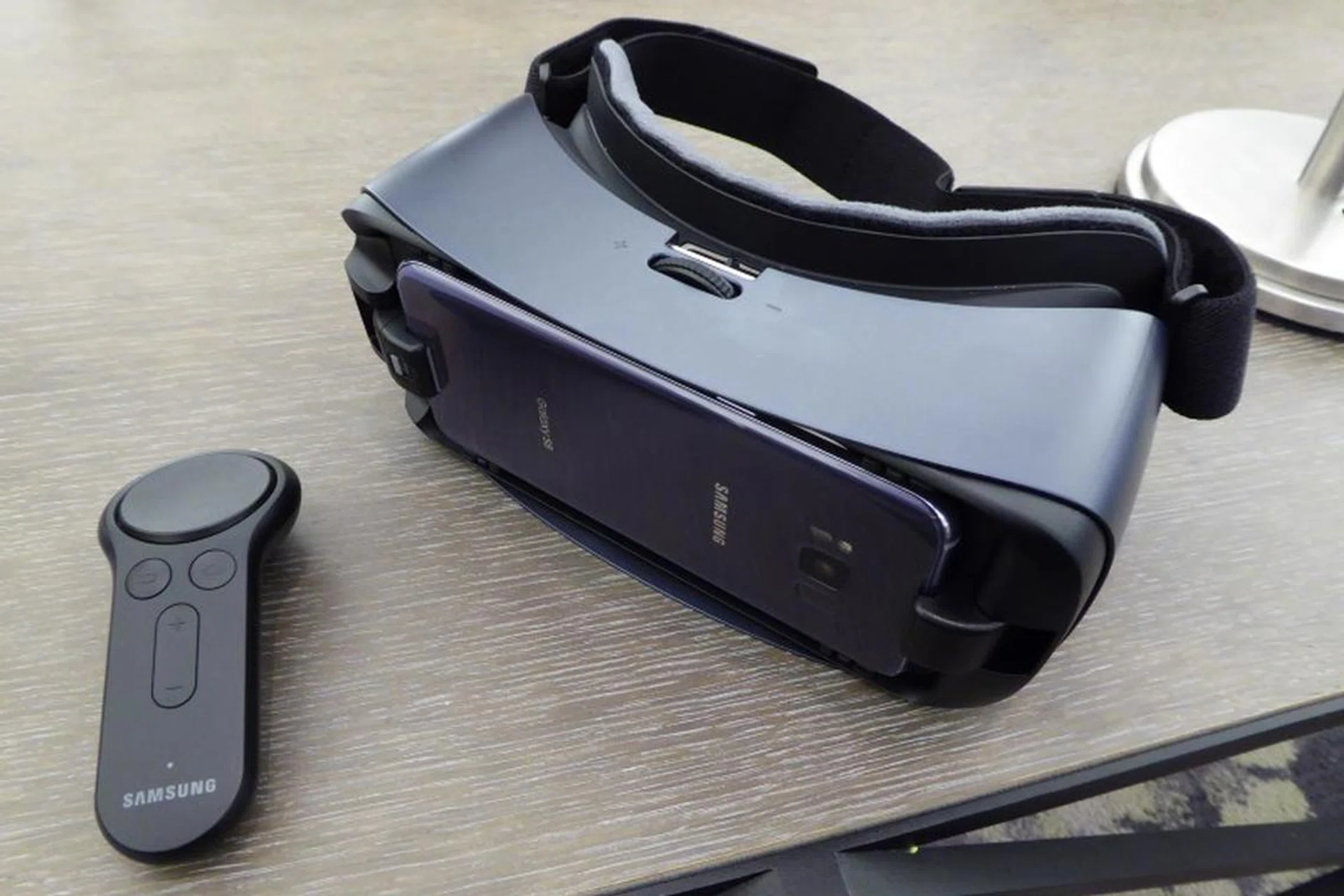 Samsung might preview its XR glasses via a photo or video at the rumoured January launch event of the Galaxy S25 series. (Photo: HWZ)