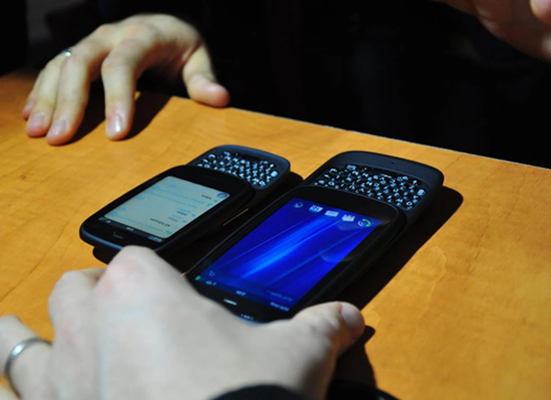 The smaller Veer
beside the Pre3. The more powerful Pre3 comes with a 3.58-inch
touchscreen, a Qualcomm MSM 8x55 (1.4 GHz) processor. On the other hand,
the portable Veer comes with a 2.6-inch touchscreen and a lower but
decent Qualcomm 800Mhz processor.