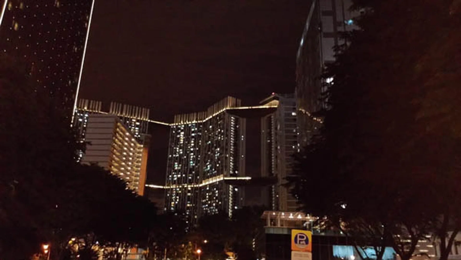 Night shot - pretty noisy, but details are captured.