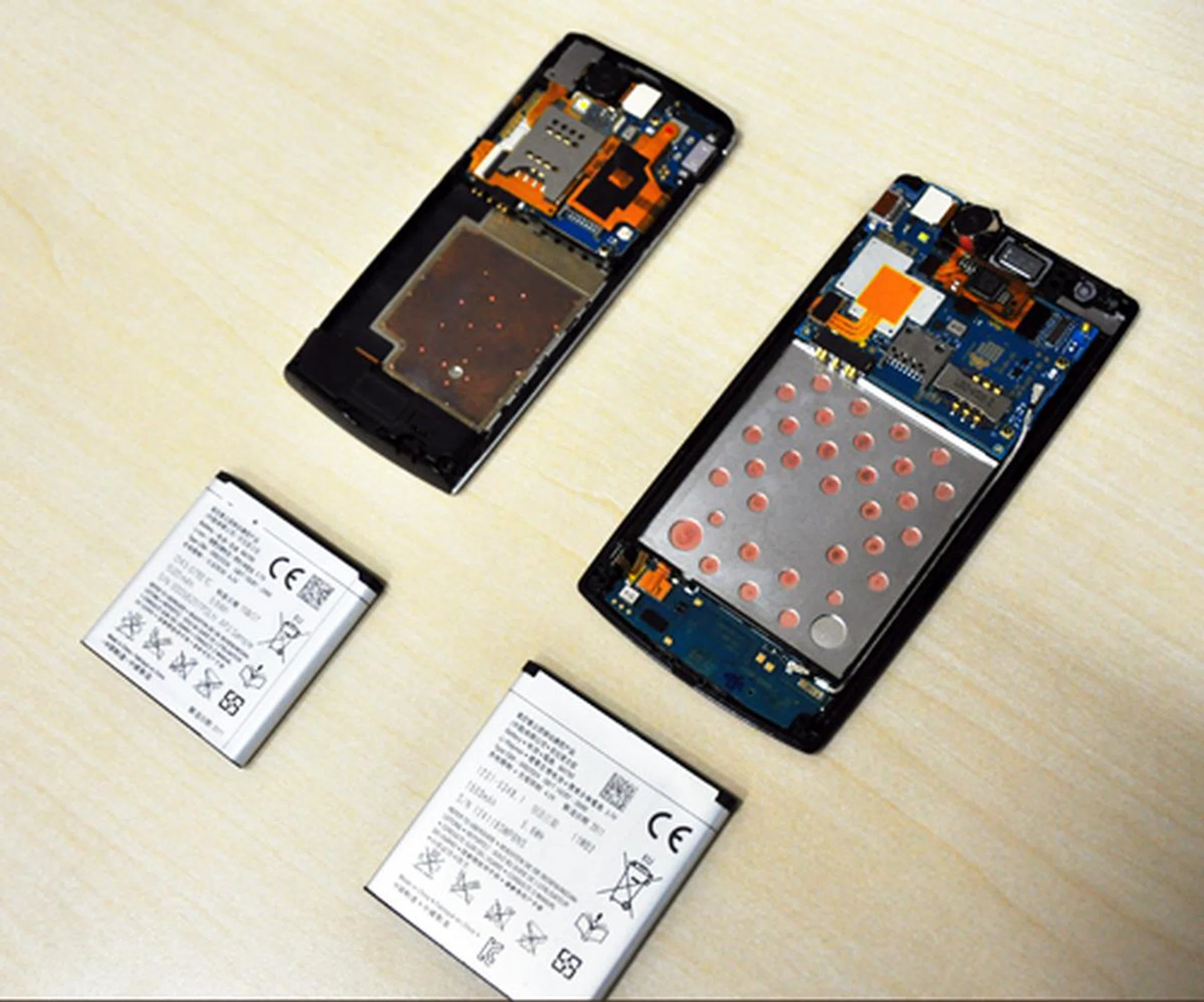 The ray's components and battery on the left, with the arc's on the right. The former's battery is visibly smaller despite the fact that it shares the same 1500mAh capacity as the arc.