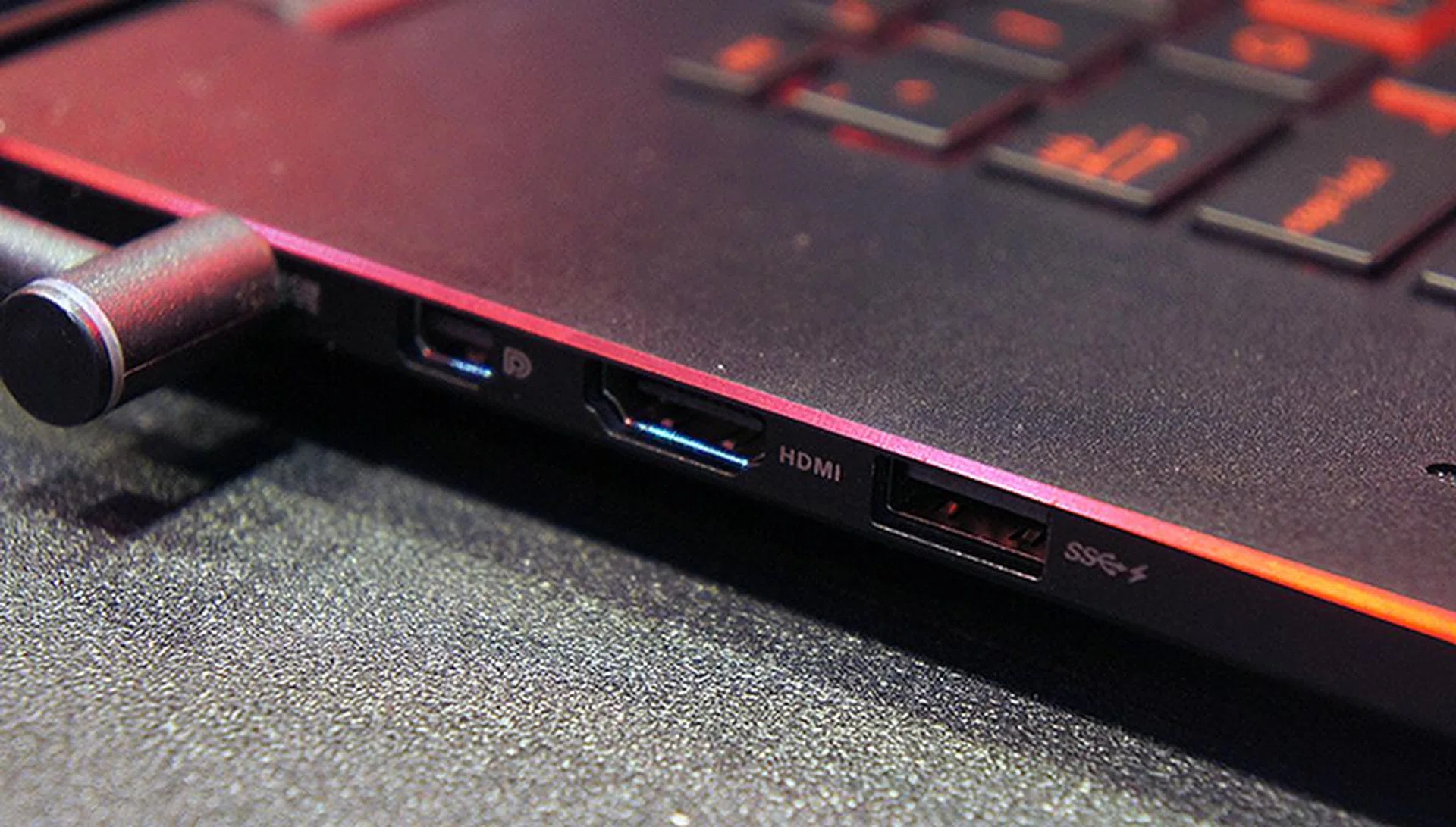 The Mini-DisplayPort allows users to easily use the ROG GX500 to output to monitors above 1080p resolution.