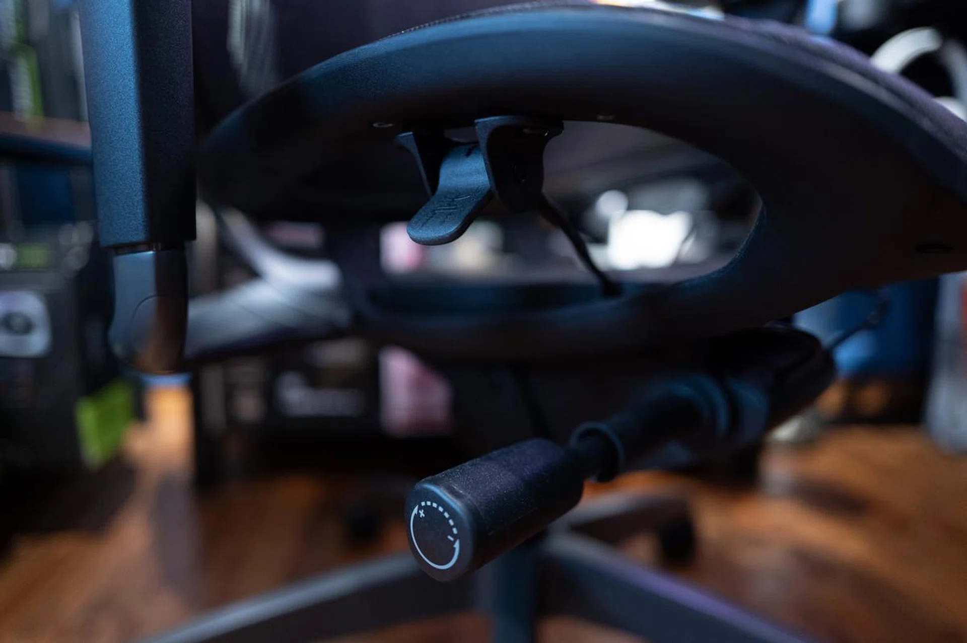 One of my favourite feature is the forward and aft adjustments of the seat, giving users more options to find their best sitting position.