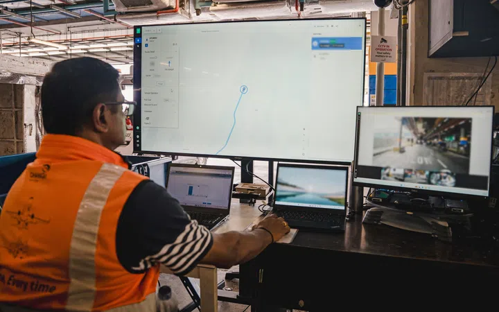 Changi Airport&rsquo;s driverless tractors for passenger baggage transportation