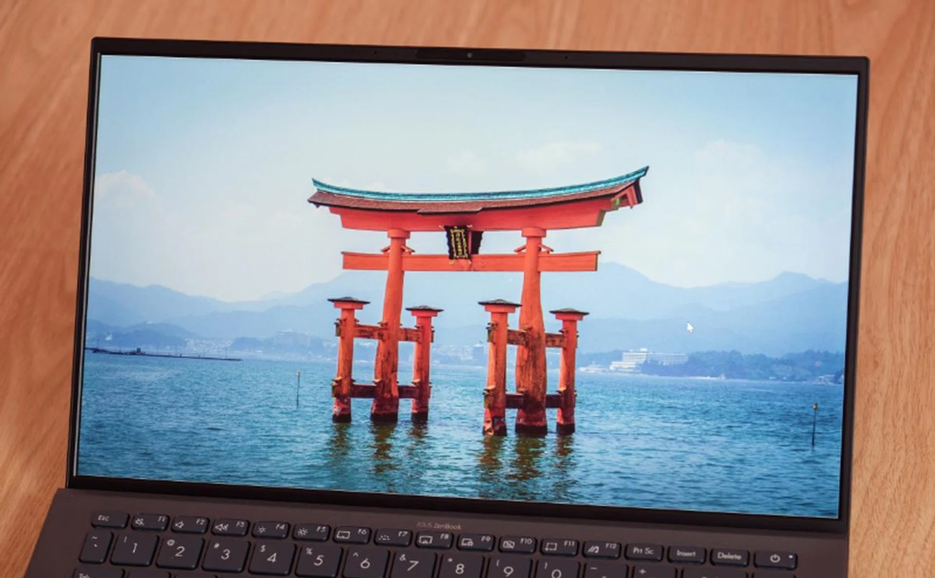 The Full-HD display is 14 inches large and has a matte finish. Notice the super-thin bezels?