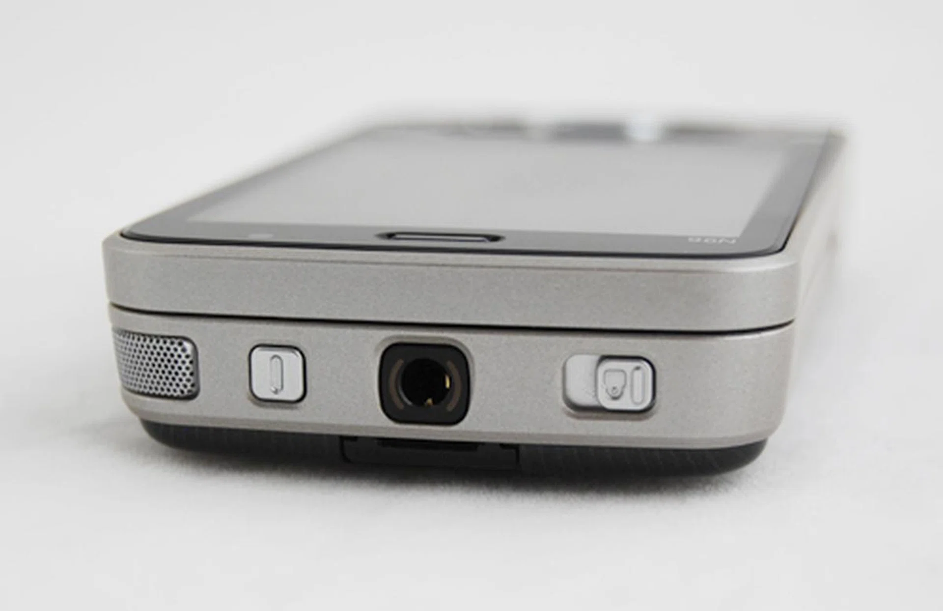 The crown of the N96 is decorated with a dedicated lock button, 3.5mm audio jack and the power button.