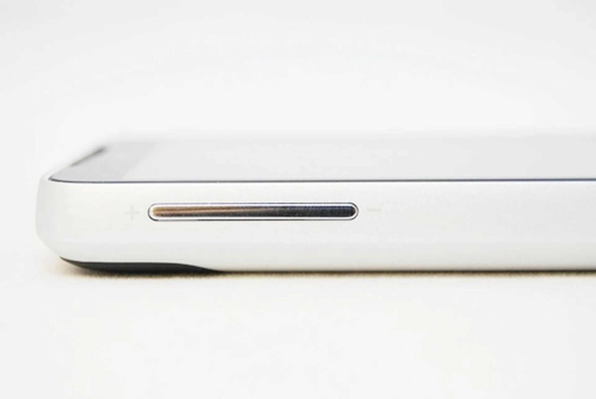 The Hero's volume button might have been a point of contention with its users it causes confusion for those without a sharp eye for quirks. This problem has been thankfully rectified on the Legend. Other than that, it would have been ideal for HTC to have included a camera button somewhere within reach.