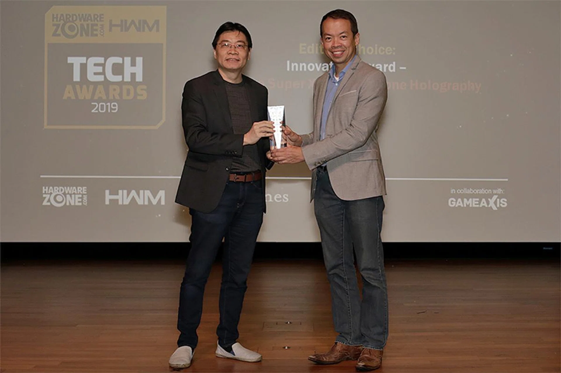 Creative's Super X-Fi Headphone Holography is one of four winners of our Innovation Awards. Accepting the trophy here is Mr. Lee Teck Chee, VP Engineering, Head of Super X-Fi, Creative Technology Ltd.