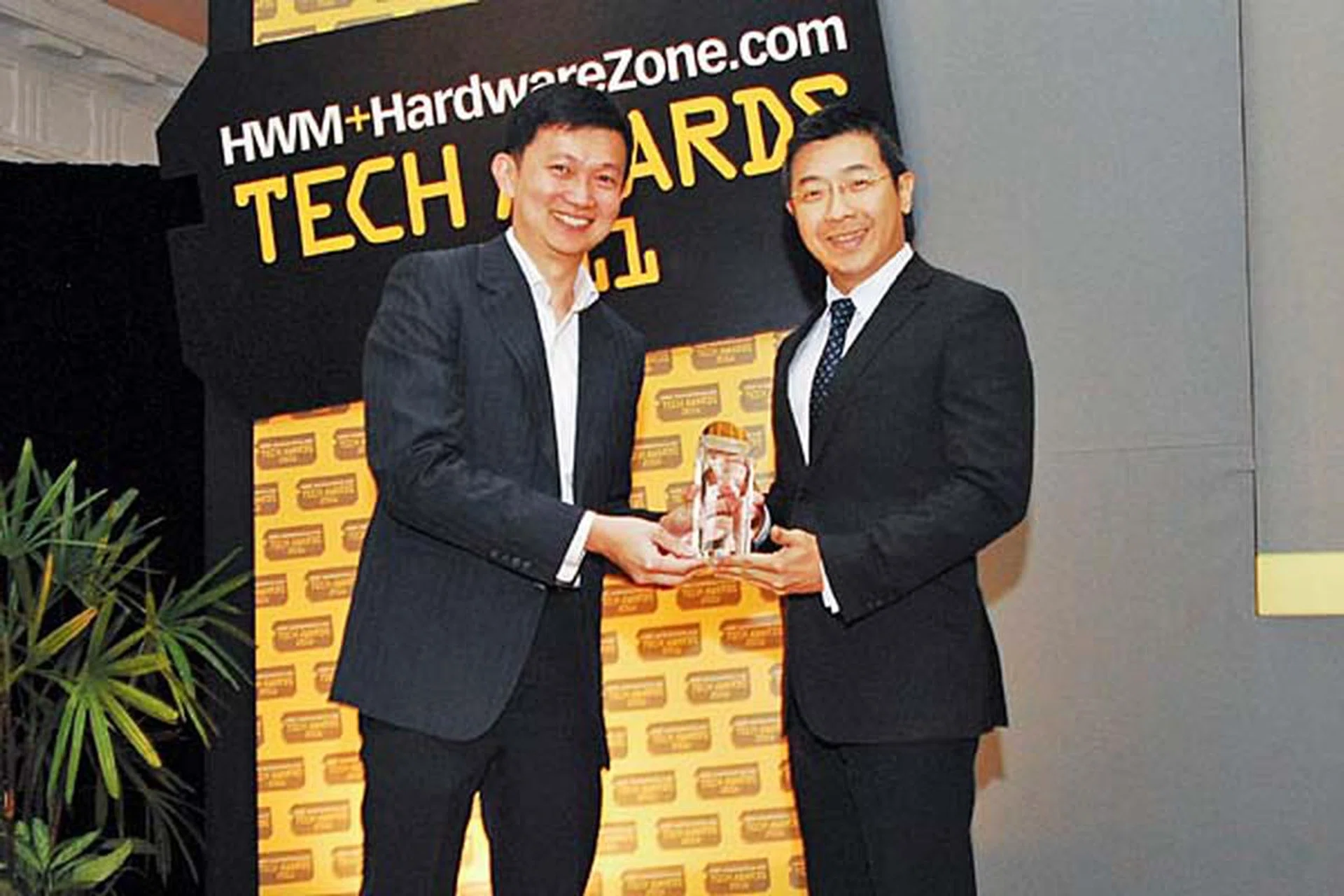 ASUS won a total of six awards, including Reader's Choice for Best Graphics Card Brand, Best Motherboard Brand, and Best Netbook Brand. Coincidentally, they're tied with Canon for the most number of awards won. Here's Mr. Darwin Wu, Regional Director for OPBG, ASUS, accepting the awards.