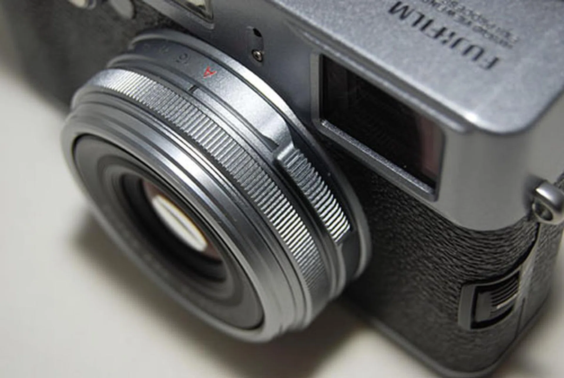 The aperture ring has two raised handles which help to distinguish it from the focus ring, and also help you to find it easily without looking.