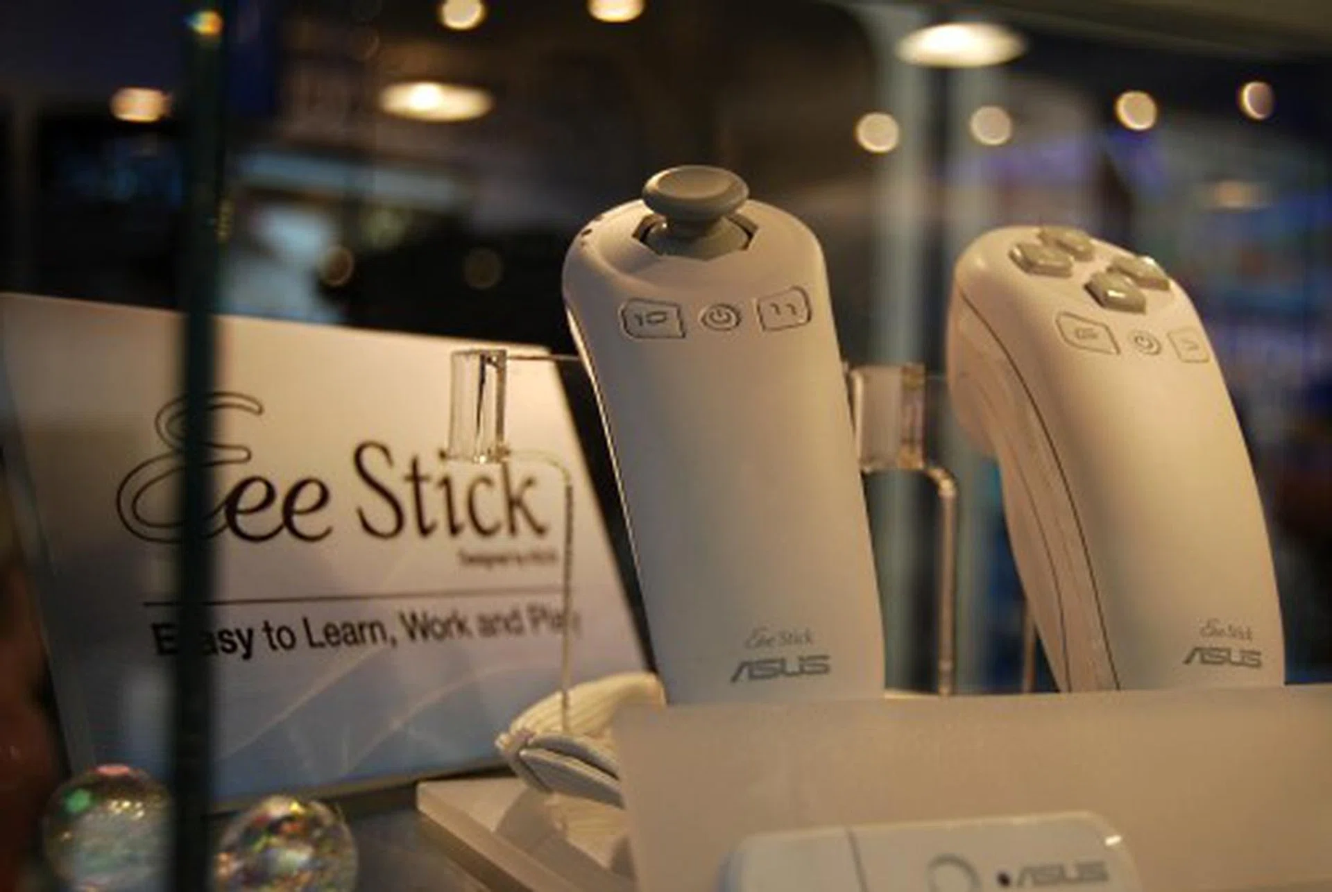  The ASUS Eee Stick looks very similar to a certain console's controller, except it's lacking any wires. With two gyros and an accelerometer, the Eee Stick will be used mostly for gaming, though we're sure there's plenty of other applications the Eee Stick can be used for.  