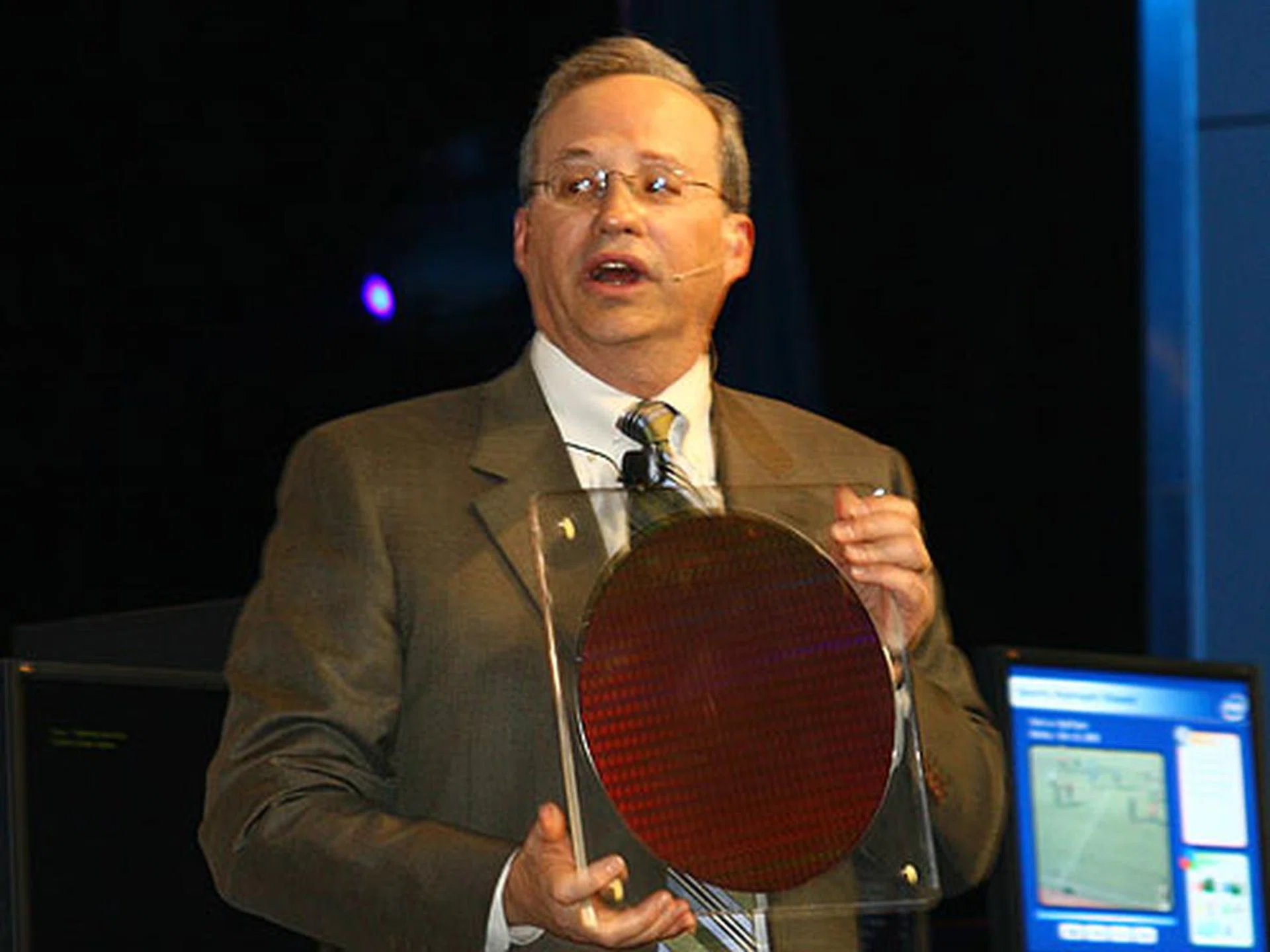  Justin Rattner, Intel Corporate Technology Officer, holds up a 45nm Penryn wafer during his keynote at the Intel Developer Forum in Beijing on Tuesday.  