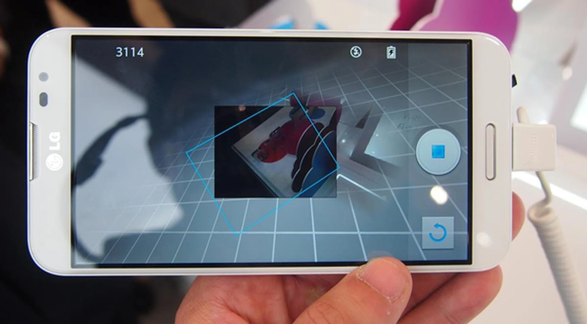 VR Panorama functions like Photosphere in Android 4.2. We were told by a LG spokesperson that VR Panorama works faster and better, although we were unable to verify the claim on-site. Stay tuned for the complete assessment when we get a review unit.