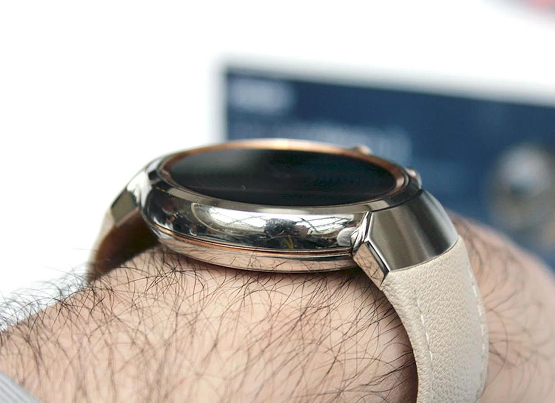 The sides of the case are polished. And at 9.95mm thick, the ZenWatch 3 doesn't feel top heavy on my wrist.
