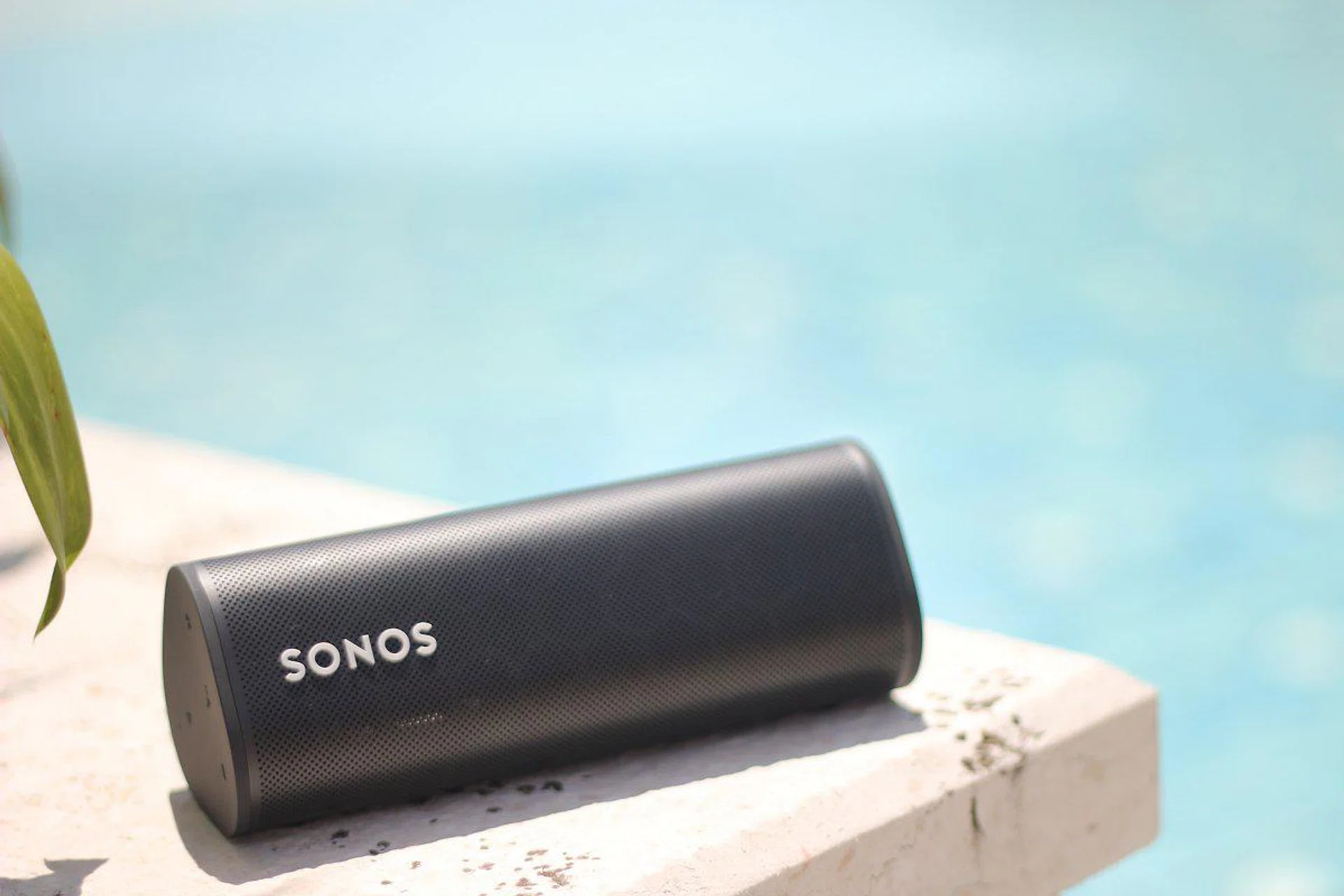 With an IP67 rating for dust and water resistance ratings, you can handle the Sonos Roam a little more carefree. Splashes, dust, dirt? No problem, you could just wash it off and dry it.