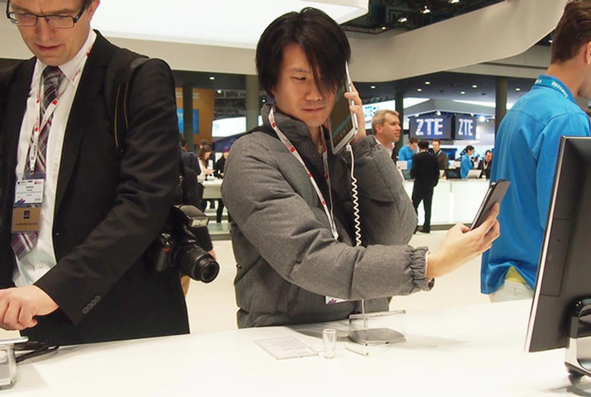 It is still weird to see people putting the Samsung Galaxy Note 8.0 beside their ears during voice call conversations.