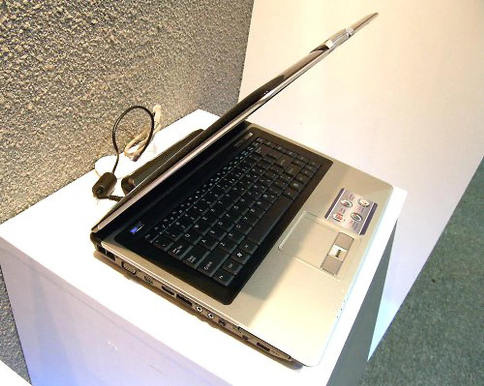  The C90 is supposed to be a performance hog running on a full desktop Core 2 Extreme that is overclockable from 2.66GHz to 2.93GHz. The notebook also makes use of a GeForce 8600M GT GPU, and can be upgraded easily through its PCIe MXM module to any future GPU. You will be able to configure it fully like any desktop with Blu-ray, HD DVD, HDMI, e-SATA, TV Tuner, 2.0MP webcam, 802.11a/b/g/n wireless and Bluetooth 2.0.  