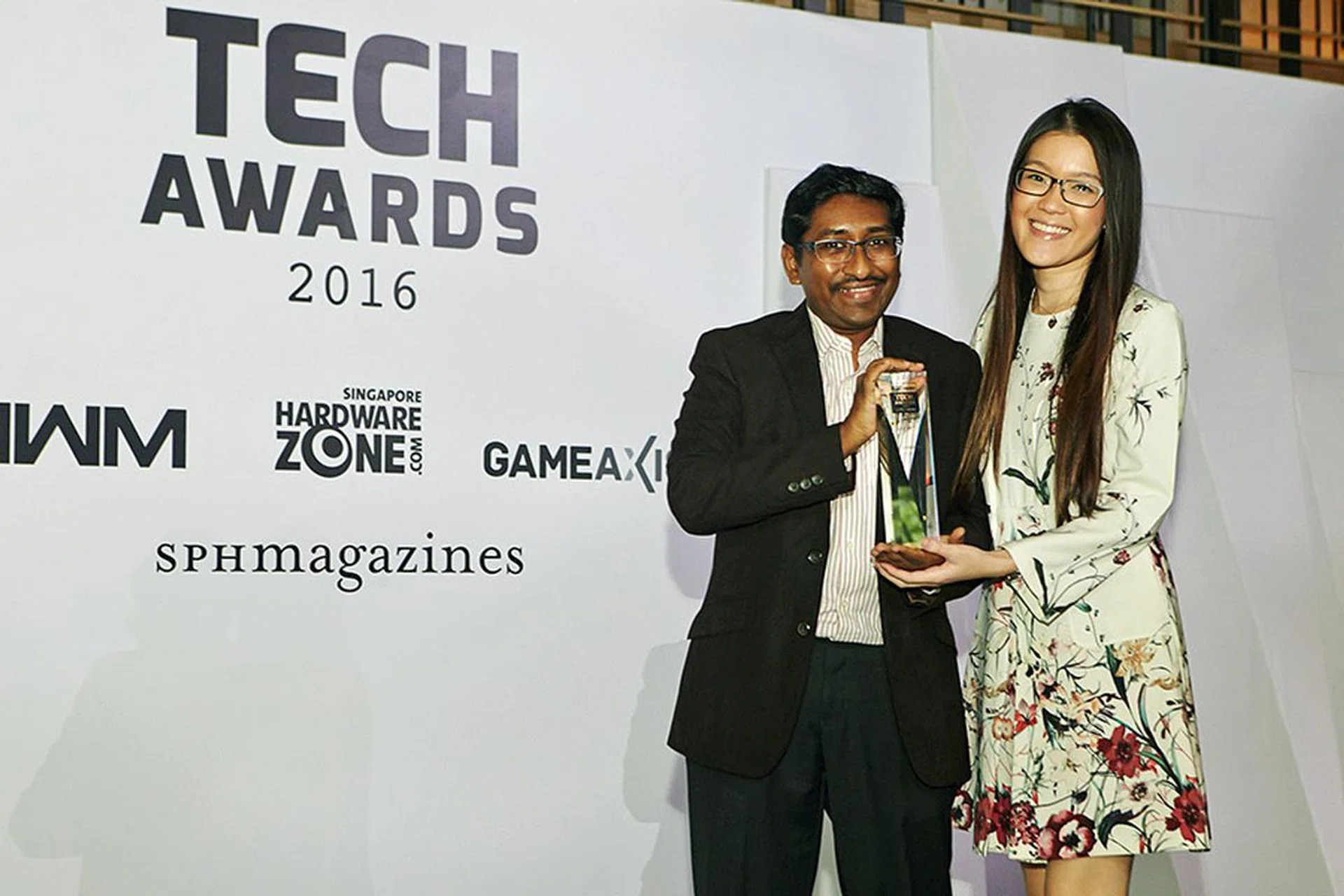 This year, our Editor's Choice for Best 4K TV goes to LG's 65-inch EG960T. A beaming Ms. Sharon Soon, Product Manager for the Home Entertainment division, is here to accept the award.