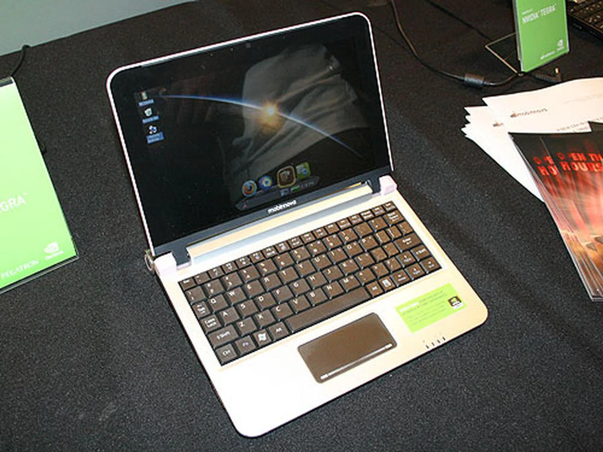 Mobinnova's mini-notebook implementation, the ViewBook N910.