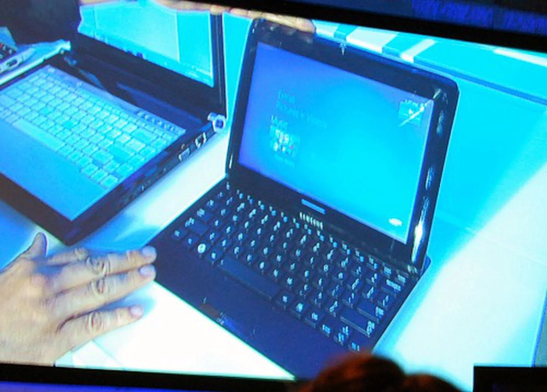 This is Samsung's new mini notebook-cum-slate device.