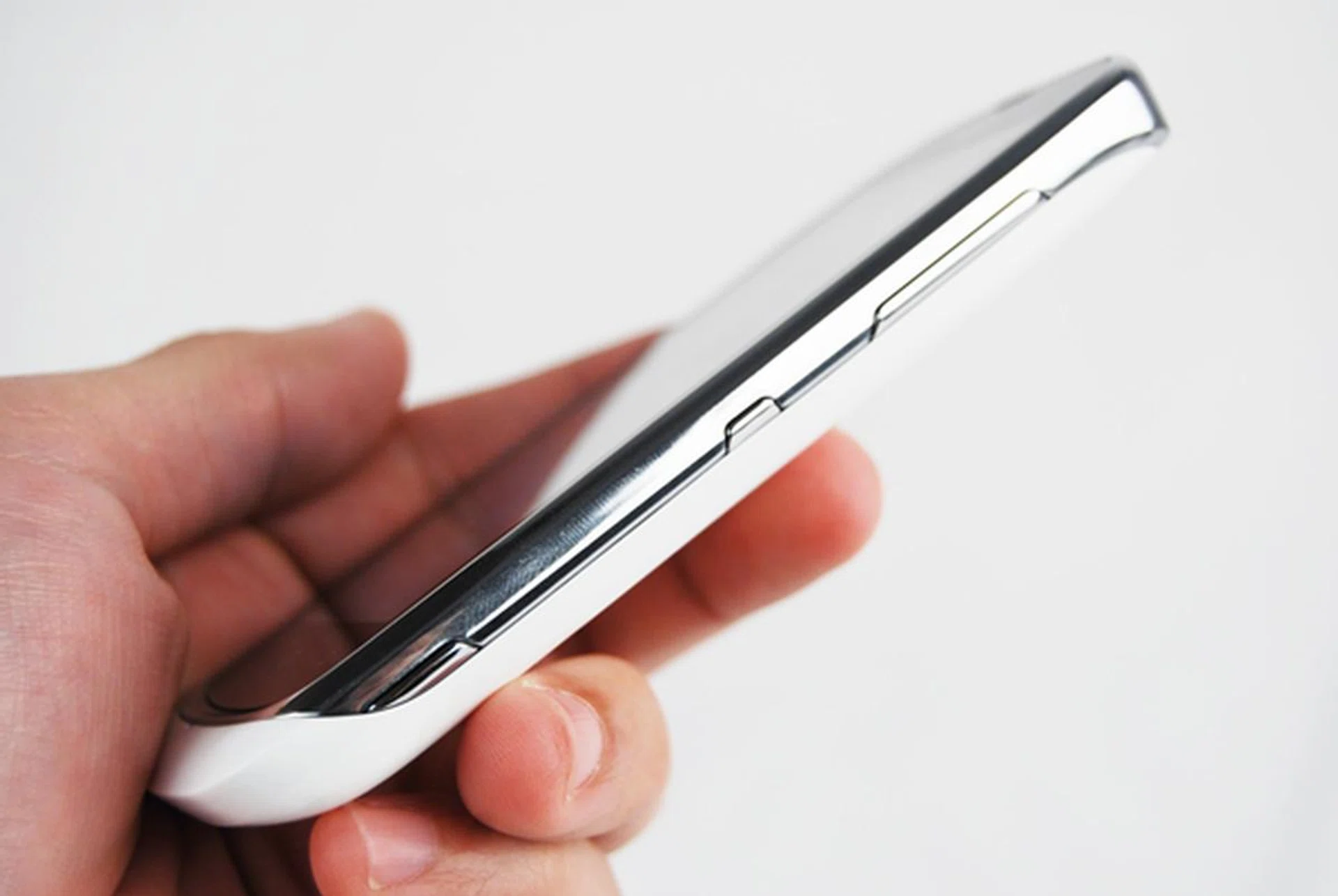 Three buttons (from bottom up: camera shutter, power control and volume controls) are situated on the right side of the Nokia Lumia 610. While they are slightly raised, we feel that the power button (center) could be made larger for easier use.