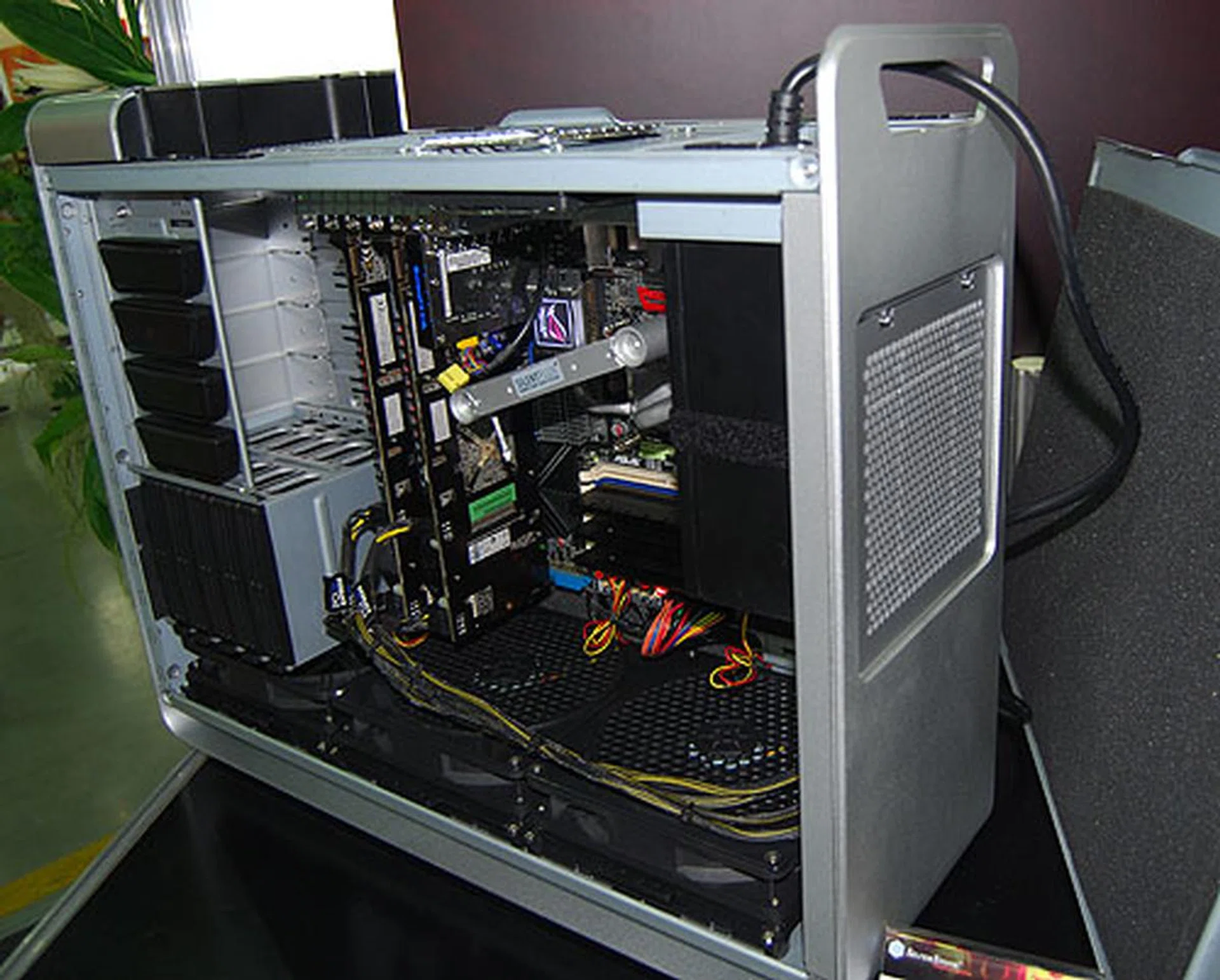  You could say this is the 'Raven' for more discerning users as it uses a similar design approach. But it's more about comfort and silence than looking aggressive. Look at the three large but quiet fans at the bottom and the huge capacity for internal drives.  