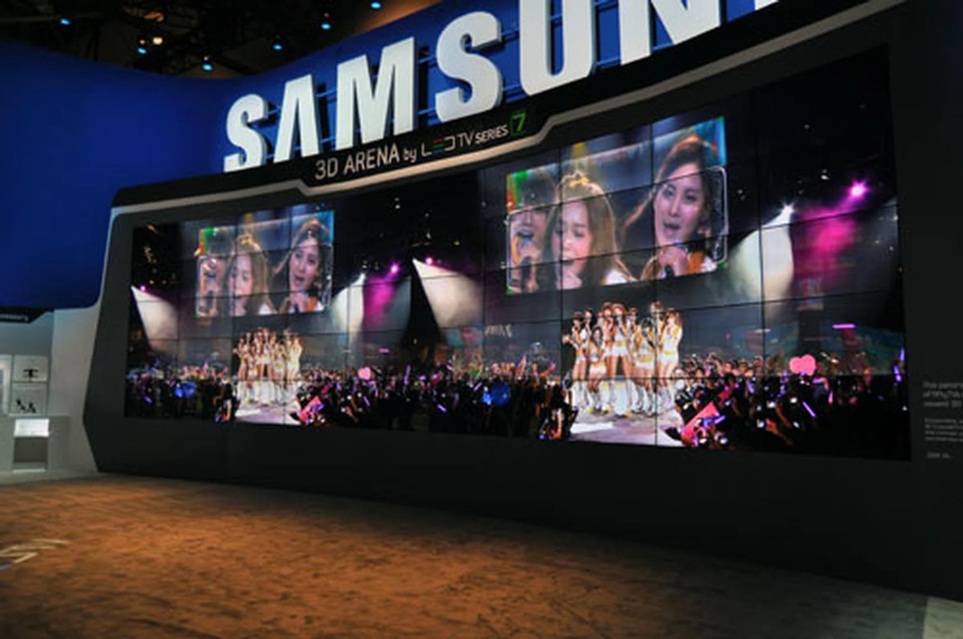 The 3D arena is a pretty cool concept, lots of LED TV series 7 joined together to form one giant 3D viewing screen. Also showing SNSD is a bonus. You just can't escape the Korean girl groups.