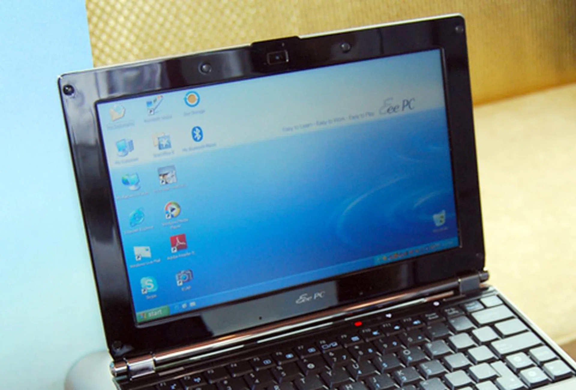  While we can't comment on its ability to adapt to sunlight glare, we can safely say the S101's 10.2-inch LED backlit screen is easy and comfortable on the eyes.  