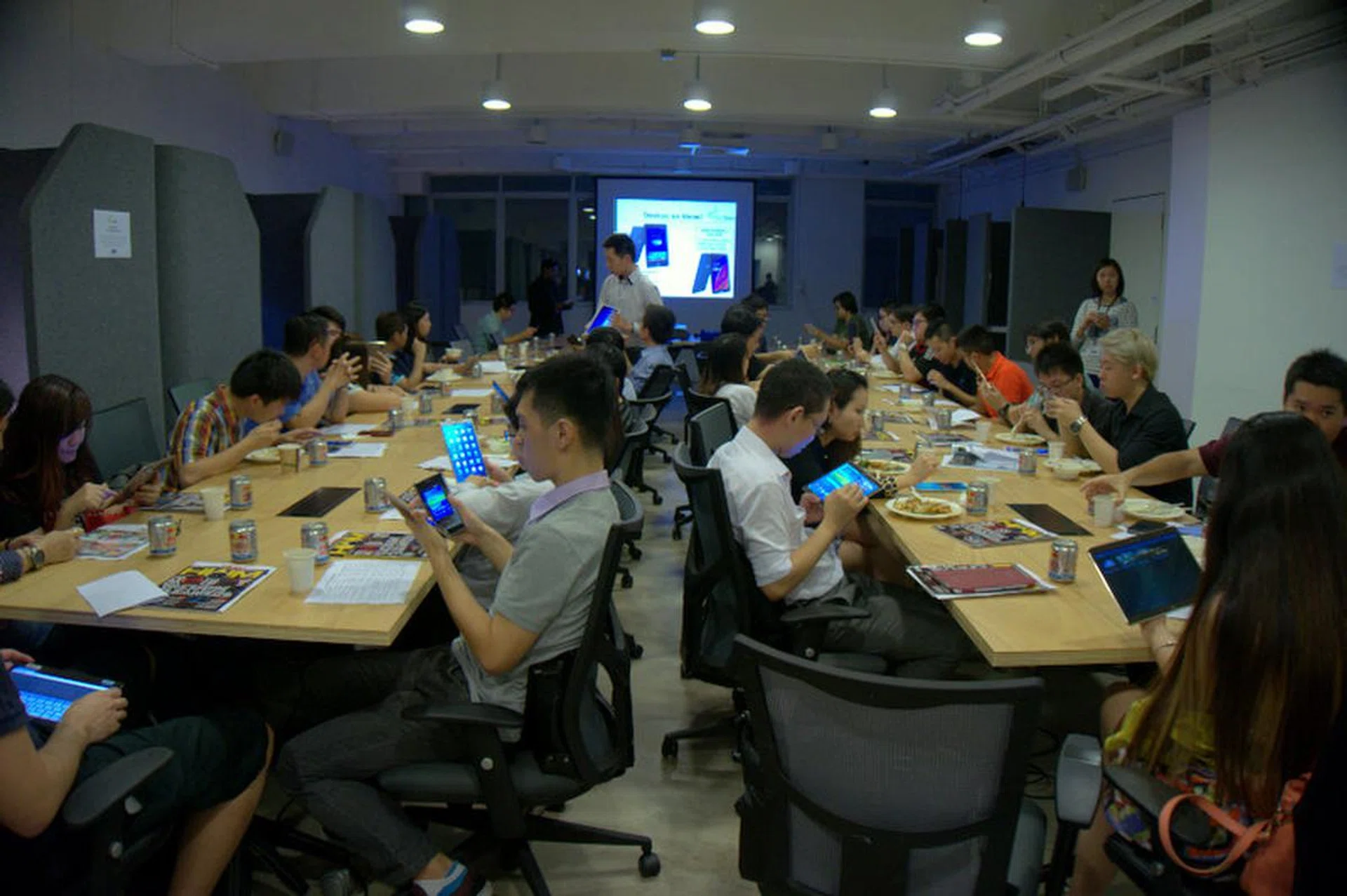 As the participants enjoy their dinner, they also get to be one of the first people in Singapore to try their hands on Samsung's Galaxy Tab S tablets and the ASUS Transformer Pad TF101C and TF303CL hybrid tablets.