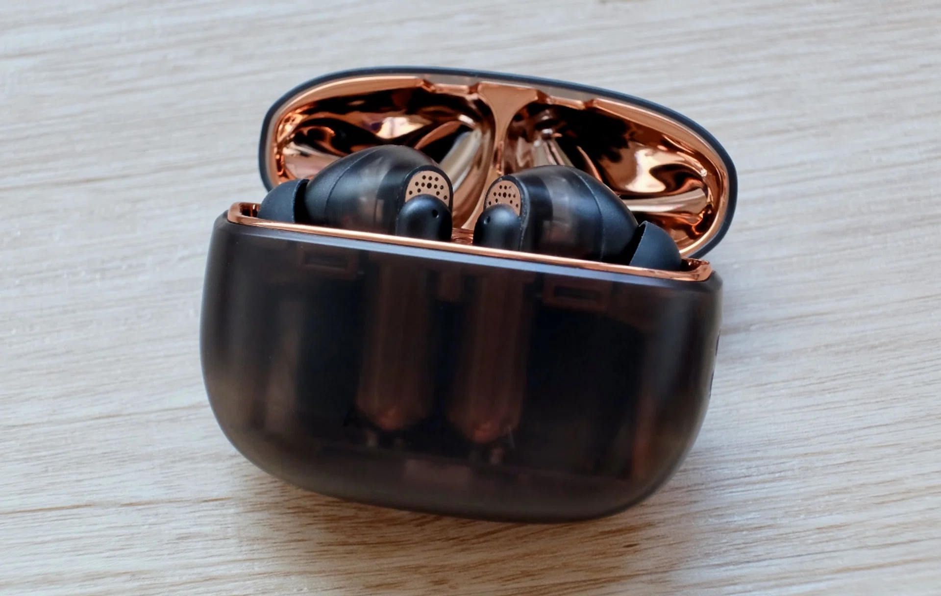 Don't be fooled by the price, the Creative Aurvana Ace 2 is actually packed with loads of features.