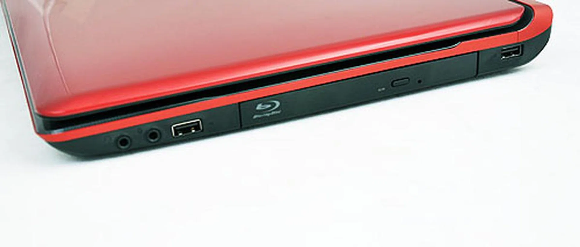 Ports wise, the F60 comes packing with more than a handful of convenience options. On the right side, you get the audio jacks, a Blu-ray optical drive, and two USB ports.