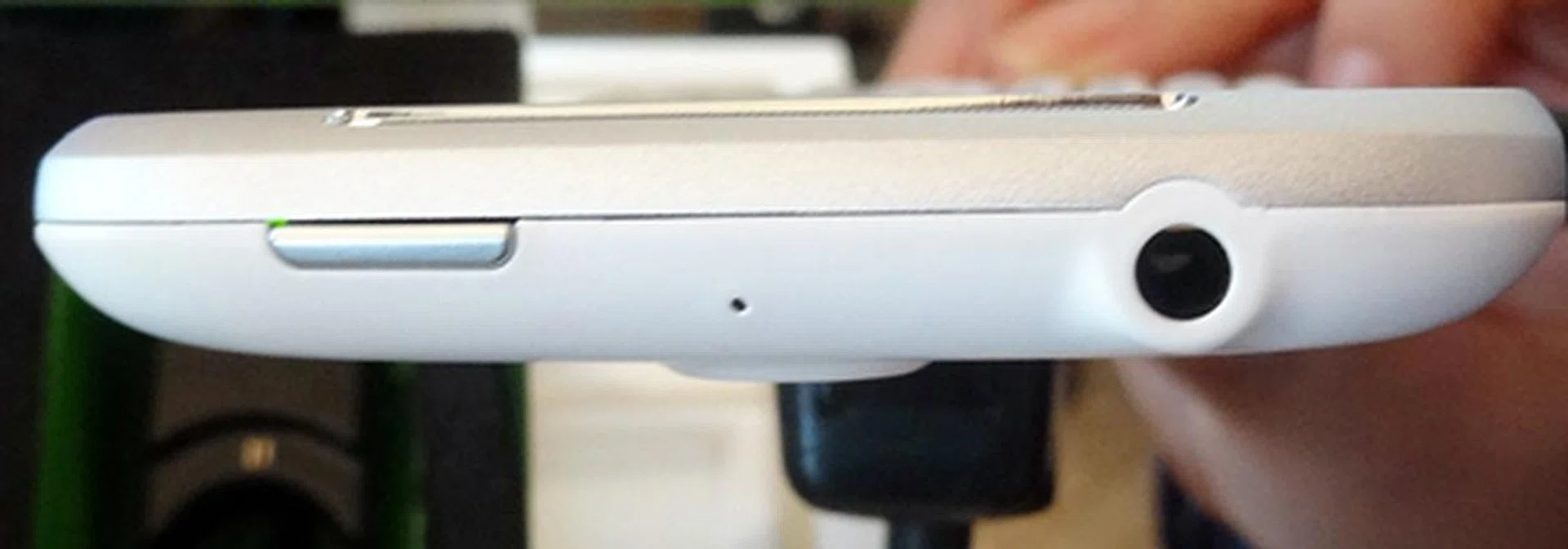 The HTC ChaCha has a 3.5mm audio jack, allowing you to plug in your own earphones. Speaking of which, you can even share your favorite tracks that you are listening to via the Facebook button.