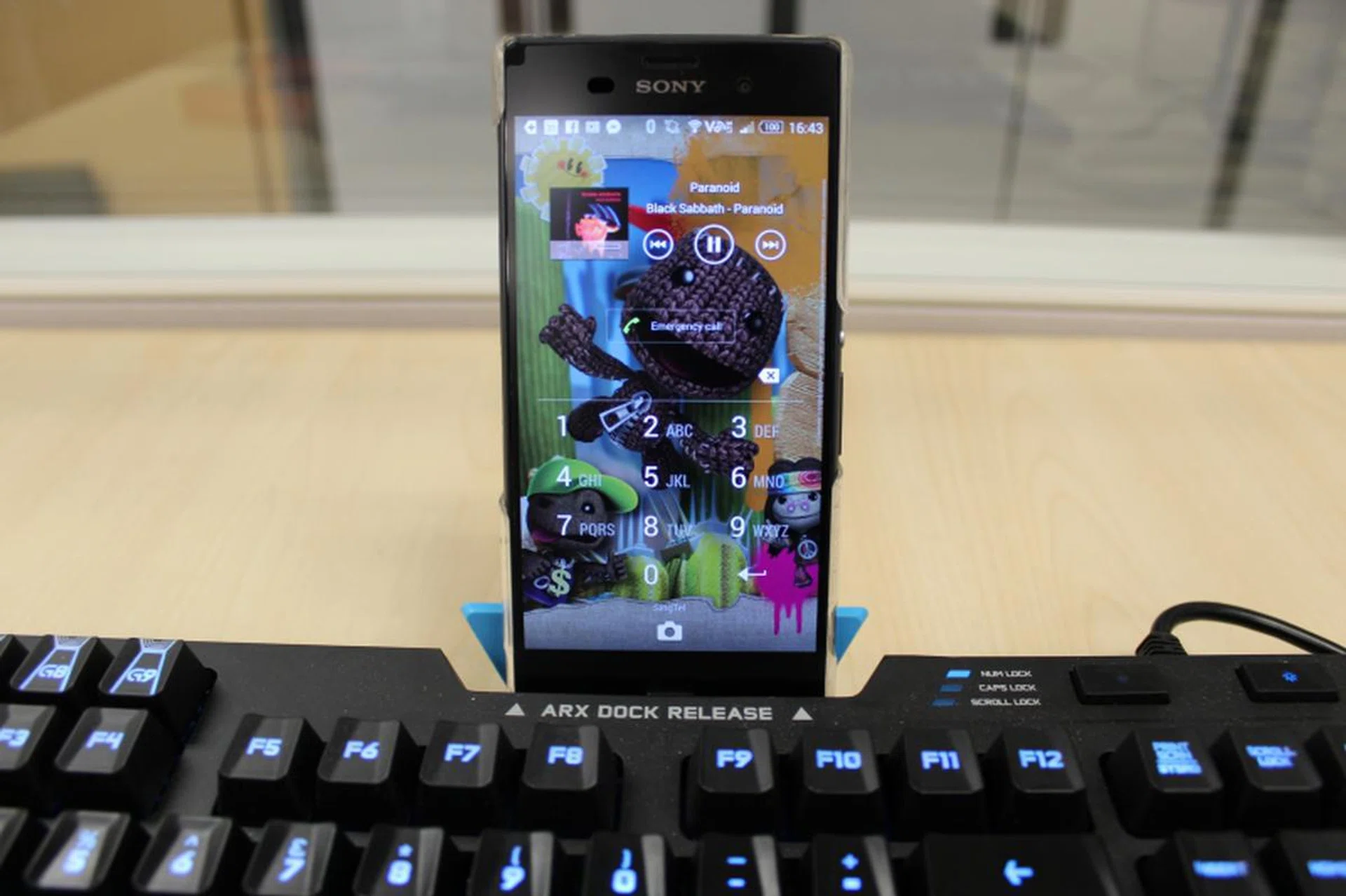 While we're showing the Sony Xperia Z3 sitting in the slot, we've also tried using other models and tablets with no issues.