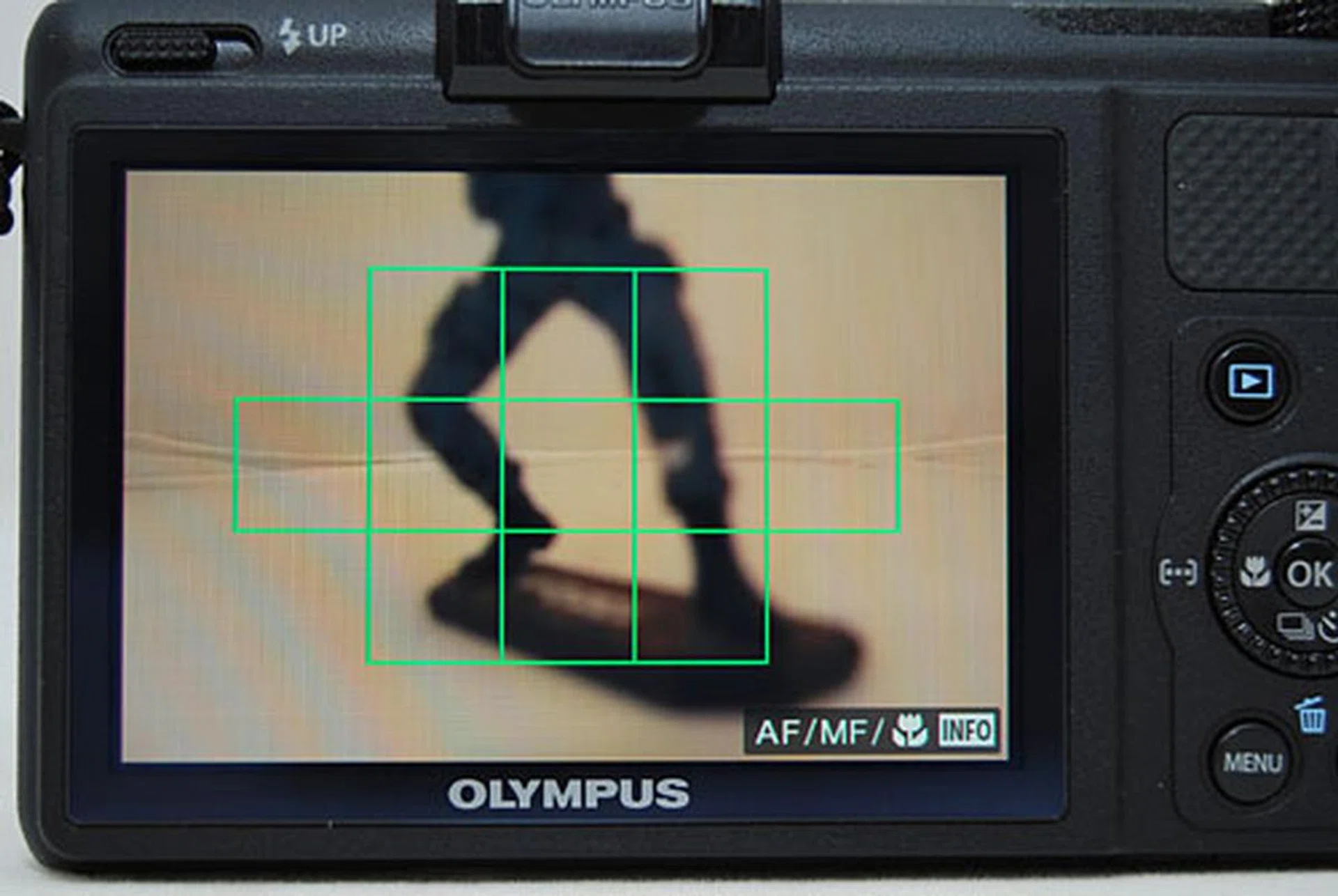 Tap left on the d-pad and you'll get to select from 11 focus points.