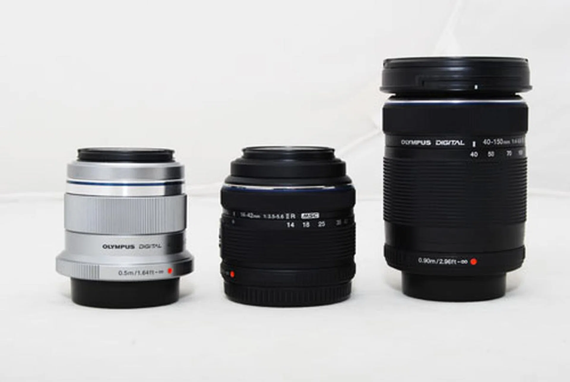 The 45mm lens is small and compact. Here it is compared to a standard Olympus 14-42mm kit lens, and a 40-150mm telephoto lens.