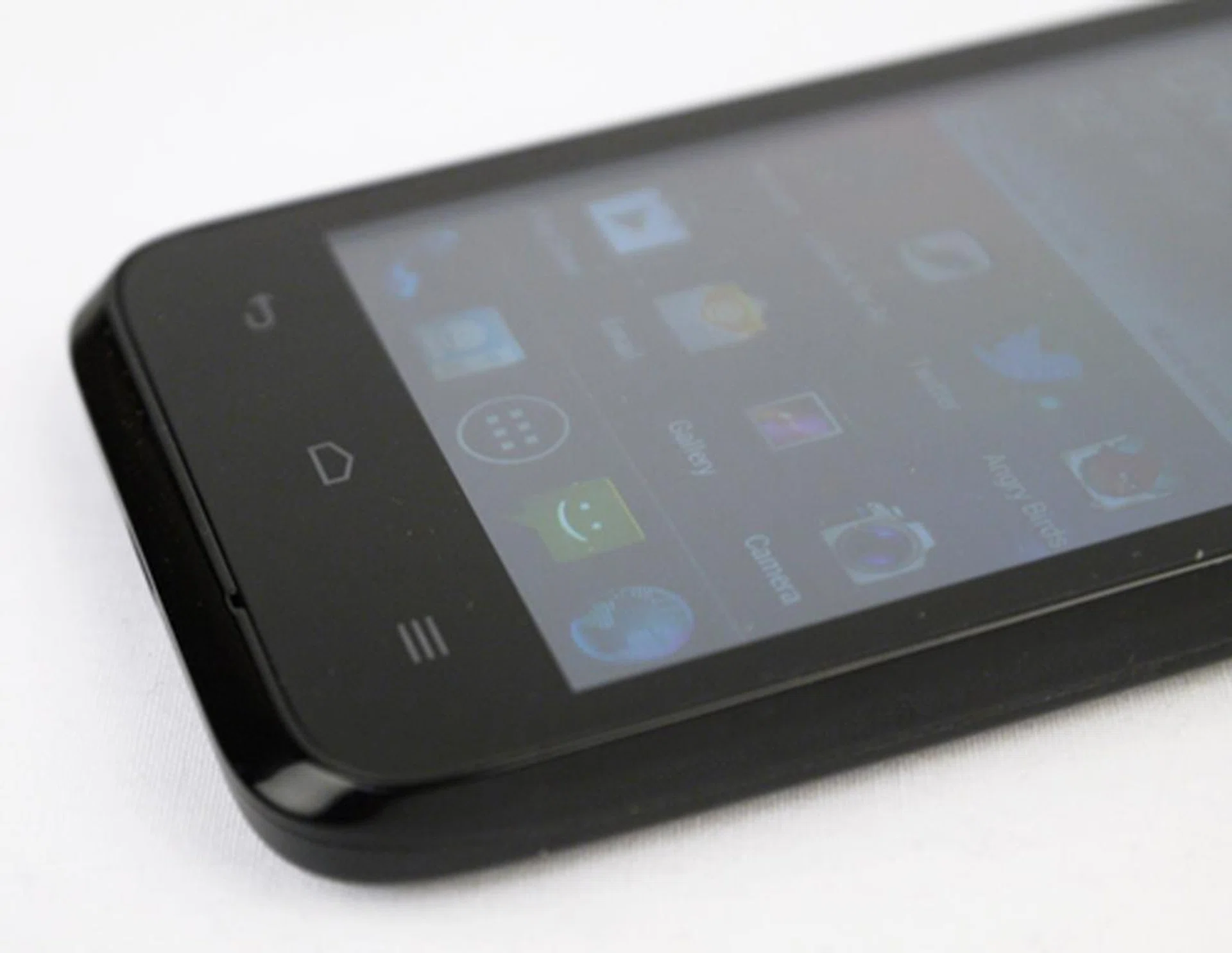 The device sports very few physical buttons, brandishing a home button in the center with both back and menu touch buttons flanking its sides. 