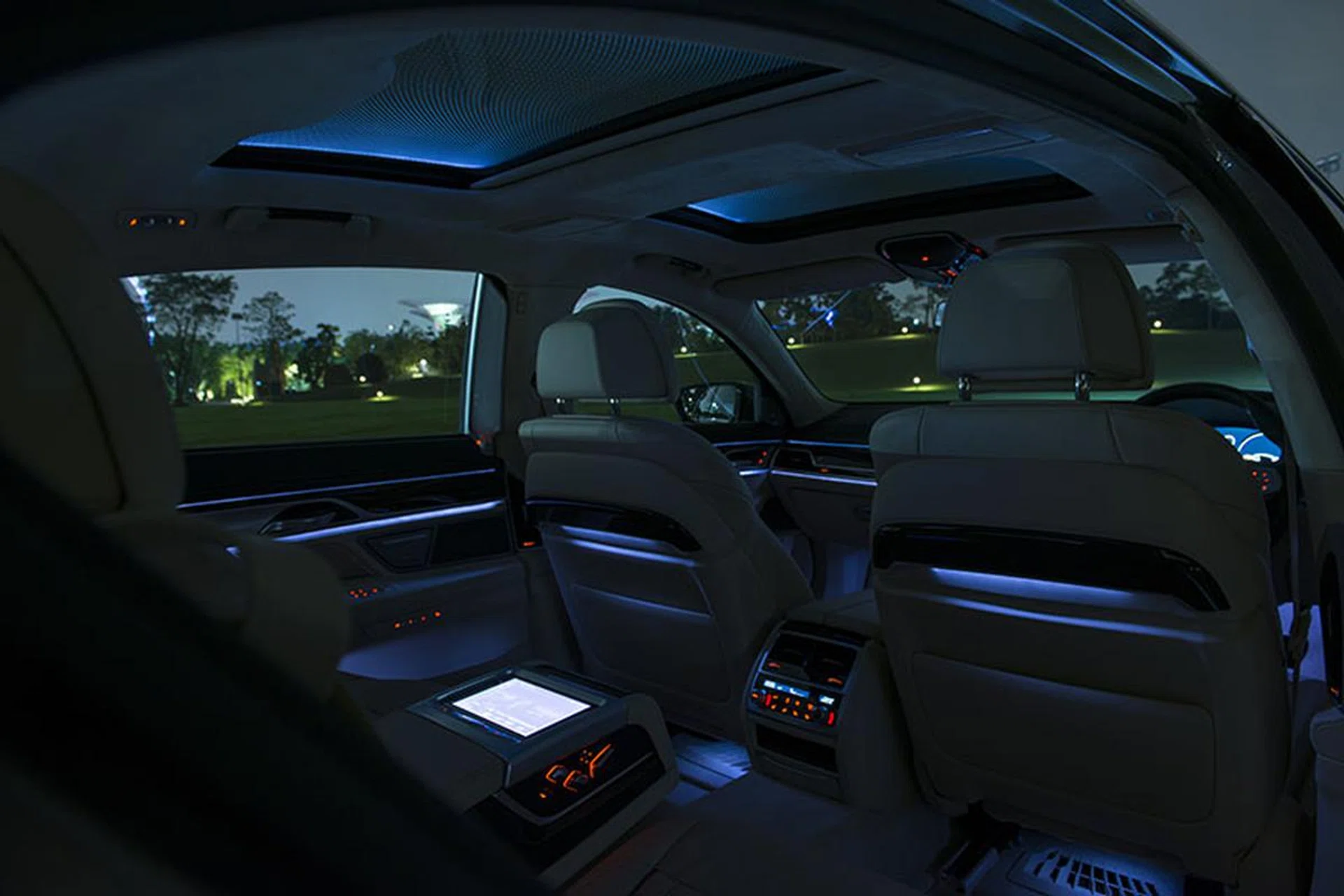 Once the light goes down, the new interior lighting features make the 7 Series a lovely place to be at night. (Image source: BMW Asia)