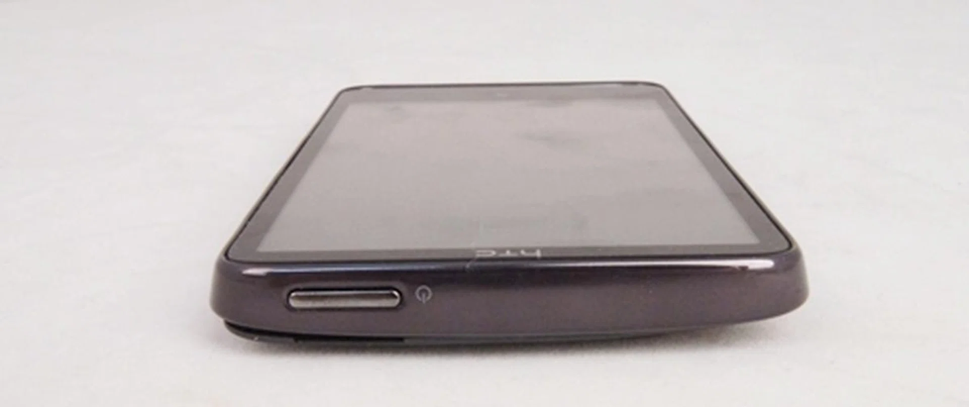It is easy to spot the power button, but unfortunately, it is too flat and takes too much effort to start or lock/unlock the phone.