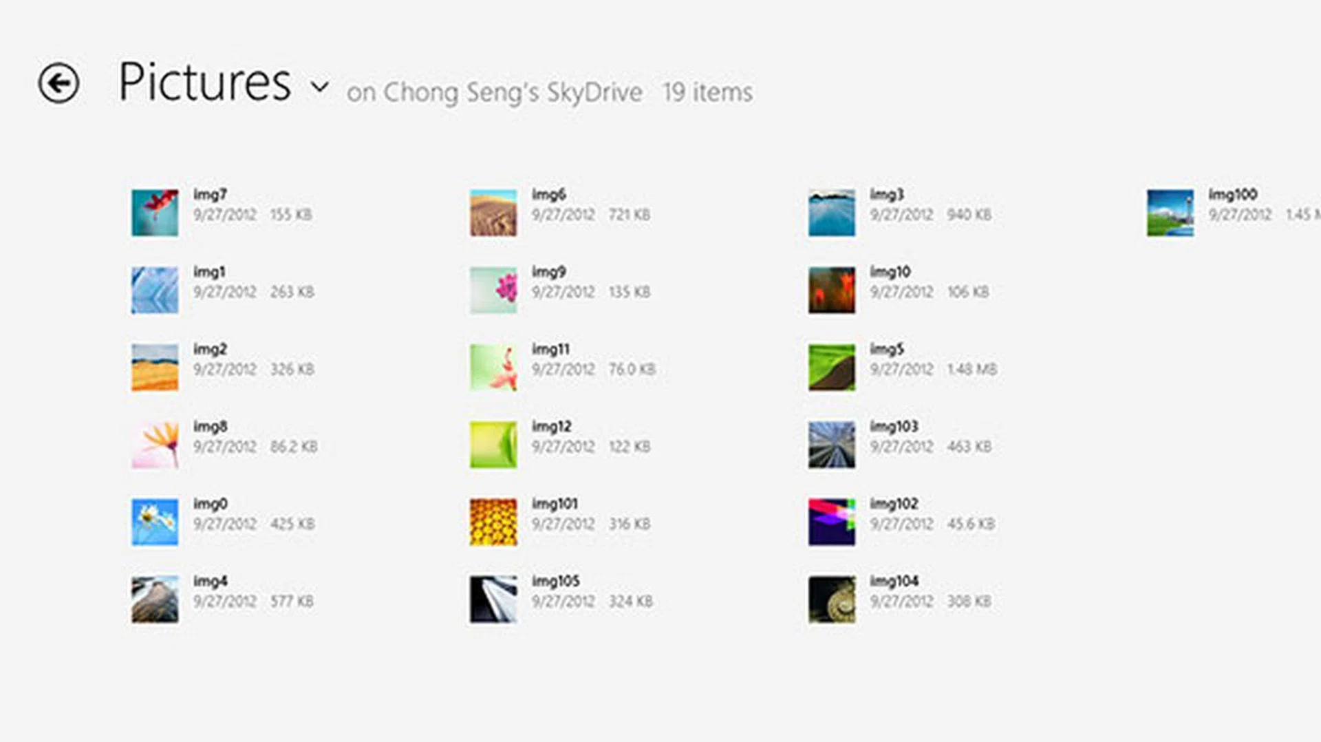 By default, folders and content are presented in the 'Details' view: you see details like the name, creation date, and size beside a small thumbnail.