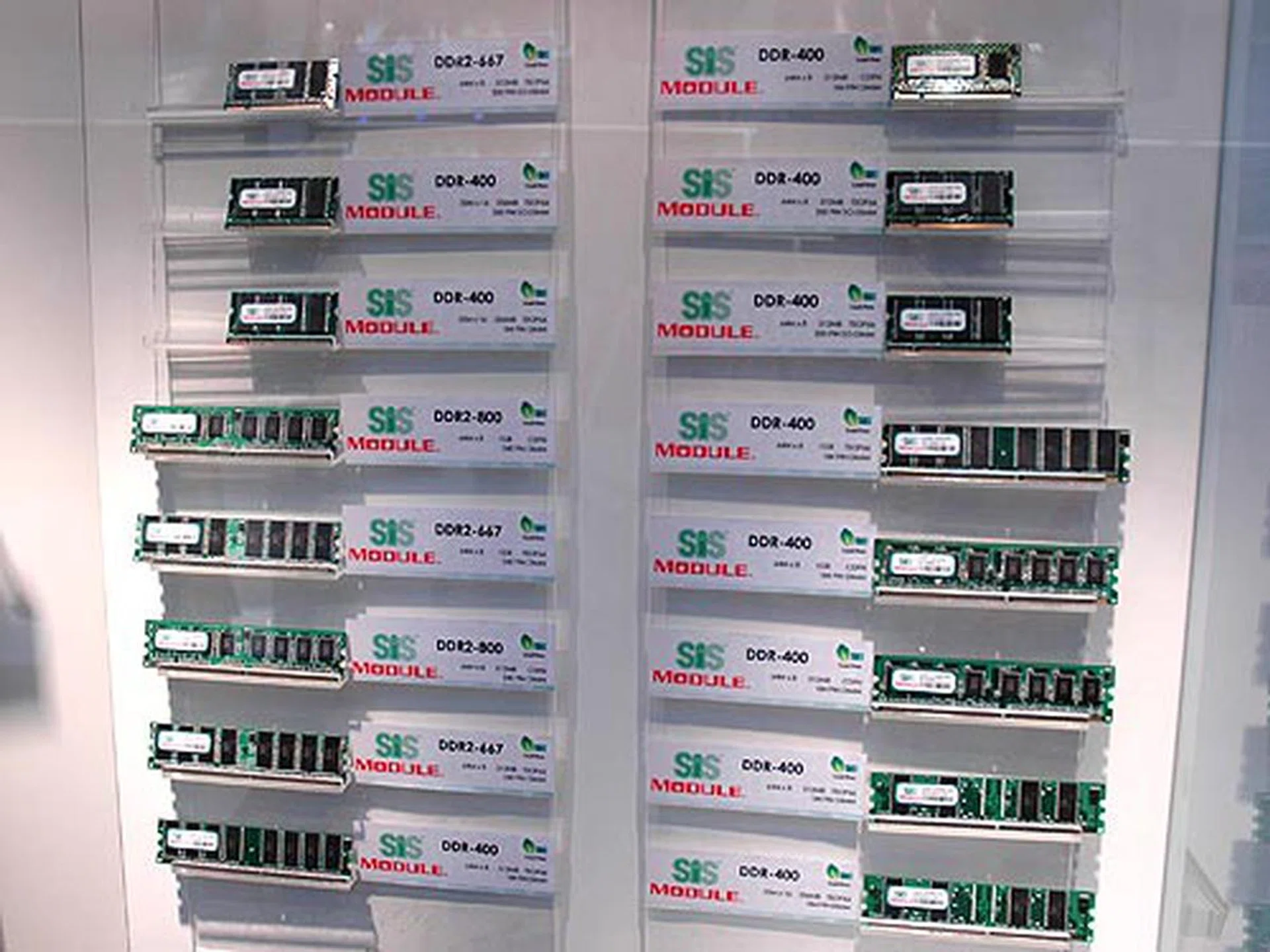 Surprisingly, SiS is now entering the memory module market with a full range of memory modules for desktops and notebooks. According to SiS, these are targeted at OEM customers and not so much for retail although there might be plans to go into the retail channel later.