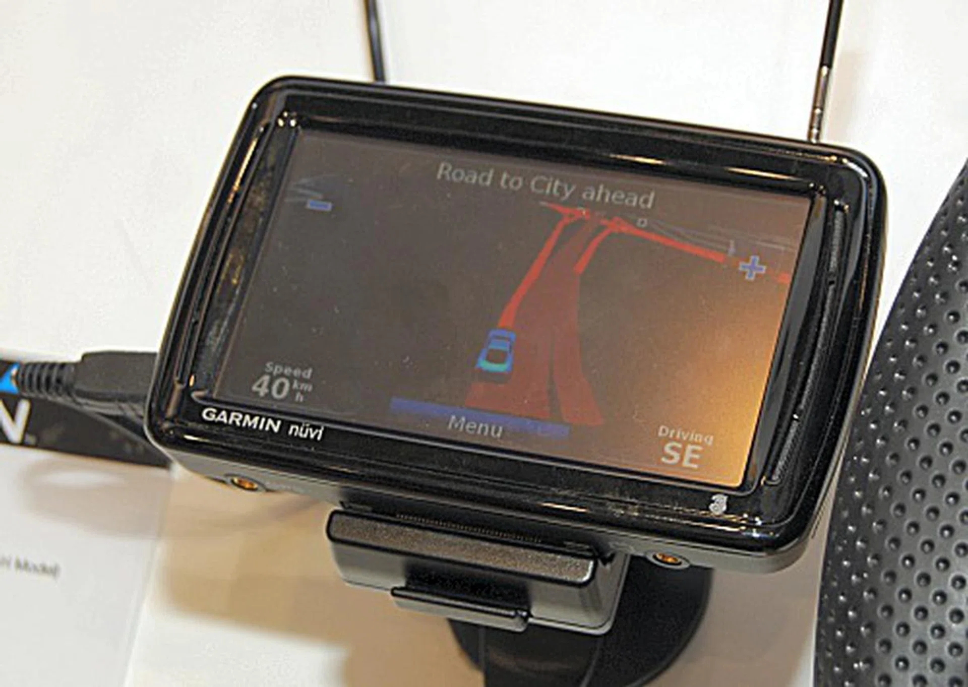  Drivers that find themselves stuck in traffic jams due to rush hour traffic will love the nuvi 900, which features a 4.3-inch display with preloaded street maps. And to relieve your boredom during the jam, well the nuvi 900 does MP3 and TV too!  