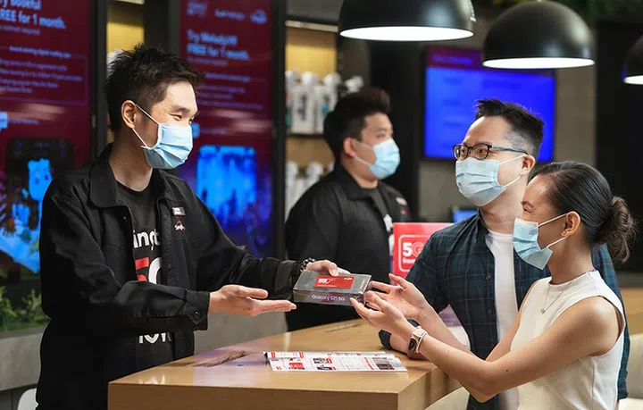 Singtel's artistic depiction of customers upgrading to a new 5G SIM card for free. Credit: Singtel.