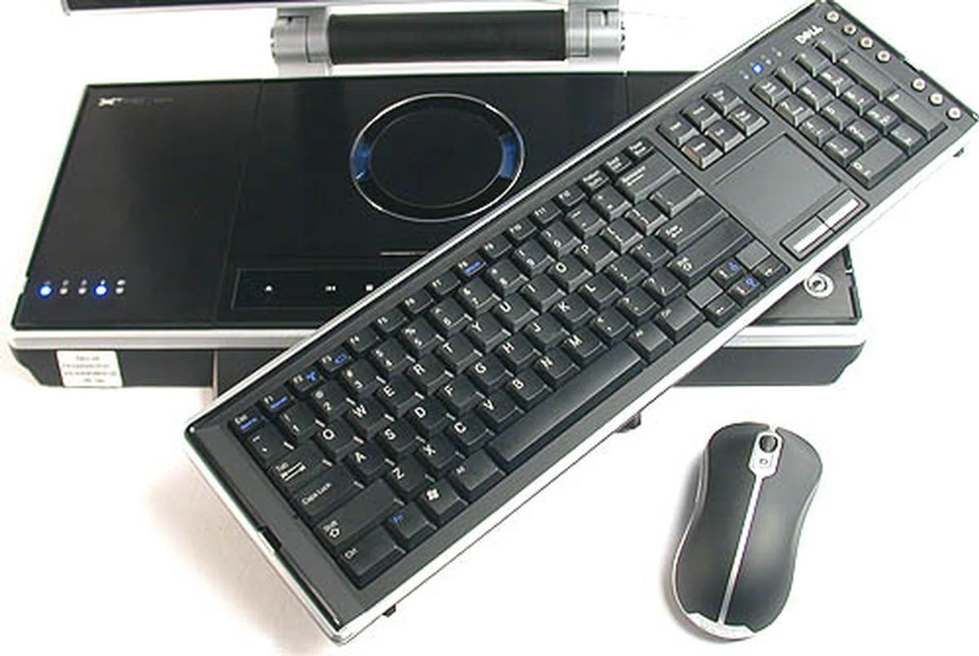 All the peripherals use Bluetooth and the wireless keyboard is attached to its dock by magnetics. We did find the design of the mouse quite uncomfortable for prolonged use. It was a bit too big for our hands and the contours didn't fit that well - probably not designed with Asian folks in mind.