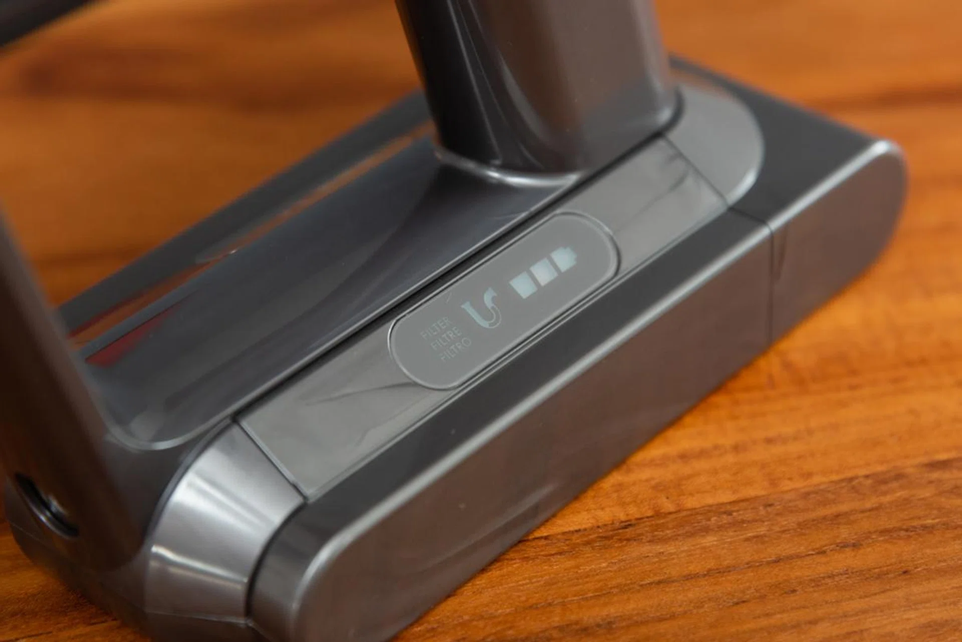 The V10 introduces a battery meter, in addition to filter and clogged indicators. Unlike devices which get weaker as battery life gets lower, the V10 goes full steam ahead and abruptly dies when battery reaches zero.